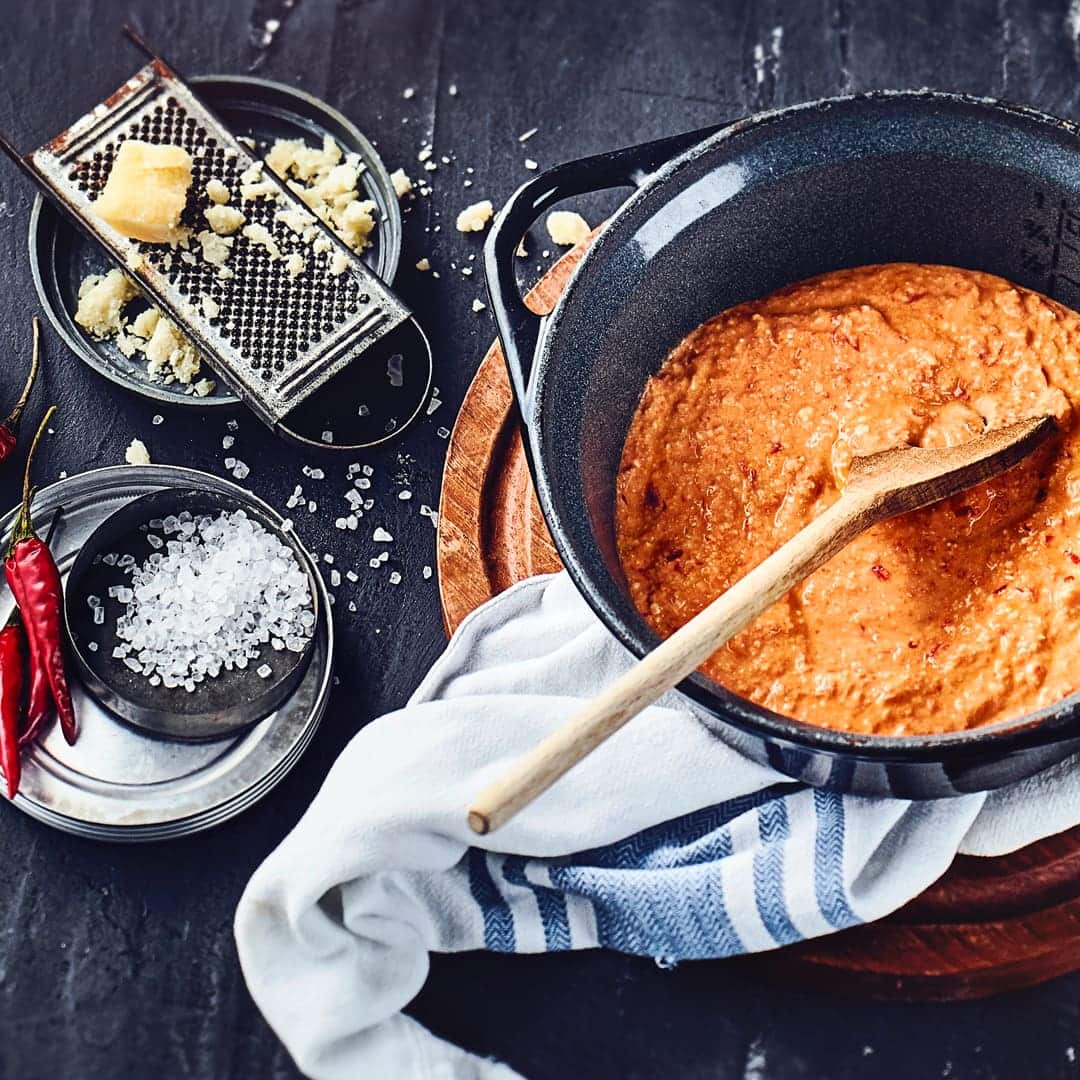 Selbstgemacht ist es doch meist am leckersten: Unser Rezept für Pesto Calabrese – einfach herzustellen schmeckt es hervorragend zu jeglicher Pasta-Sorte.