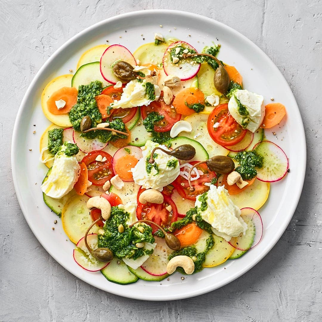 Unser Tipp für einen leckeren Sommersalat: Probieren Sie Gemüse-Caprese mit Petersilienpesto und Cashewkernen –  in 20 Minuten auf dem Tisch!