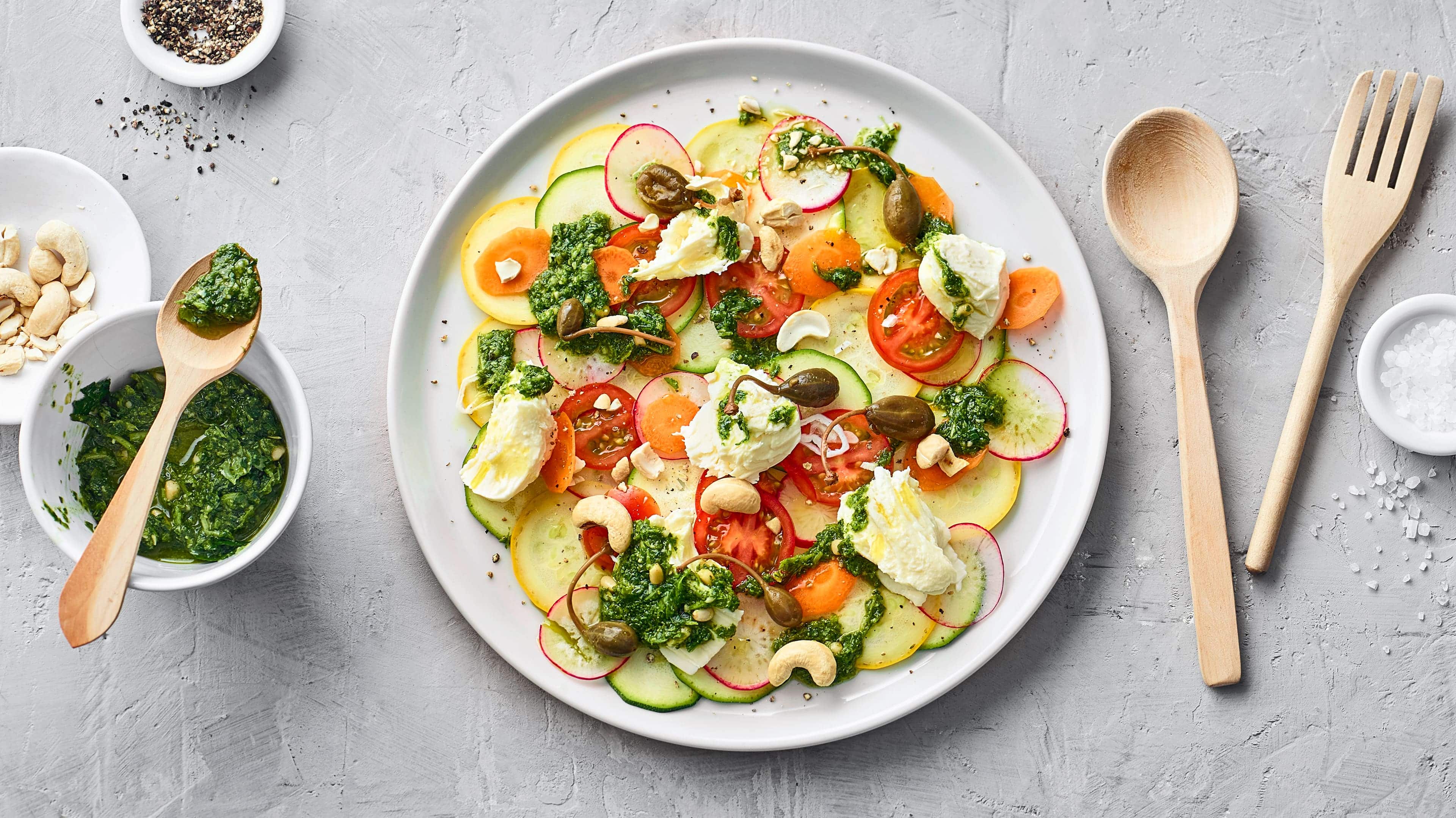 Gemüse-Caprese mit Pesto Unser Tipp für einen leckeren Sommersalat: Probieren Sie Gemüse-Caprese mit Petersilienpesto und Cashewkernen – in 20 Minuten auf dem Tisch!