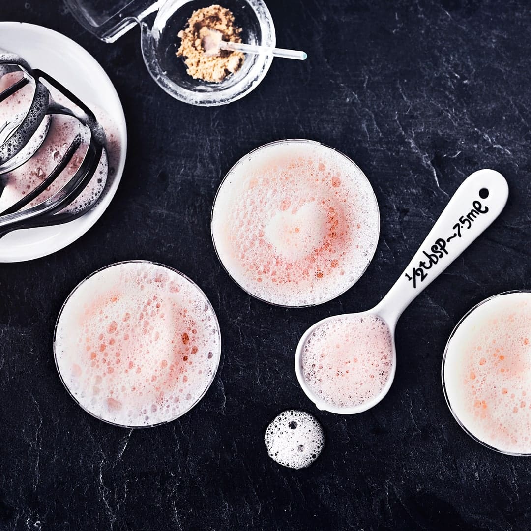 Molekularküche ist mehr als ein Trend. Ein wenig Ausstattung benötigen Sie aber auf jeden Fall, Spaß am experimentieren und Essen natürlich. Verwandeln Sie Lebensmittel in andere Strukturen und Konsistenzen.