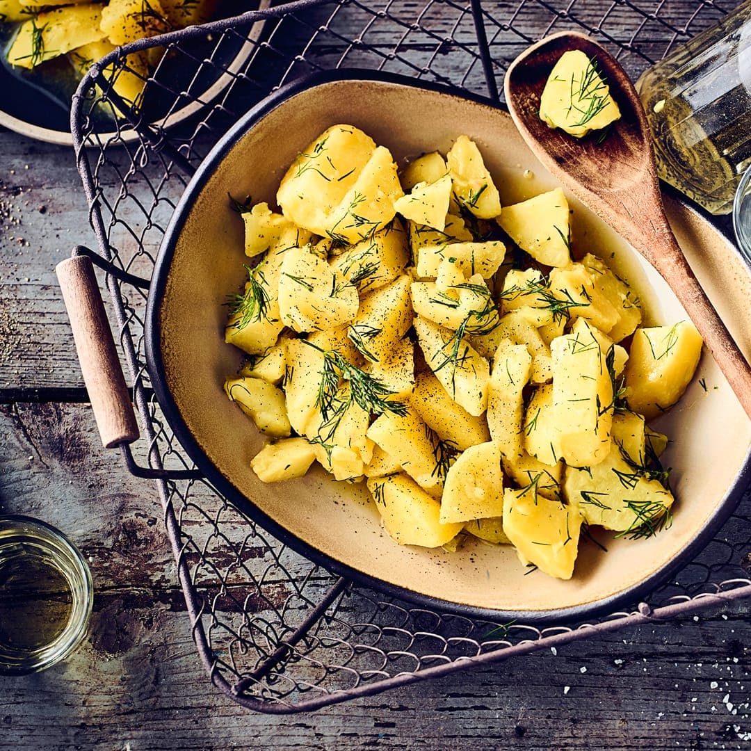 Dill gibt dem Kartoffelsalat einen besonderen Geschmack, passt sehr gut zu gebackenem Fisch.