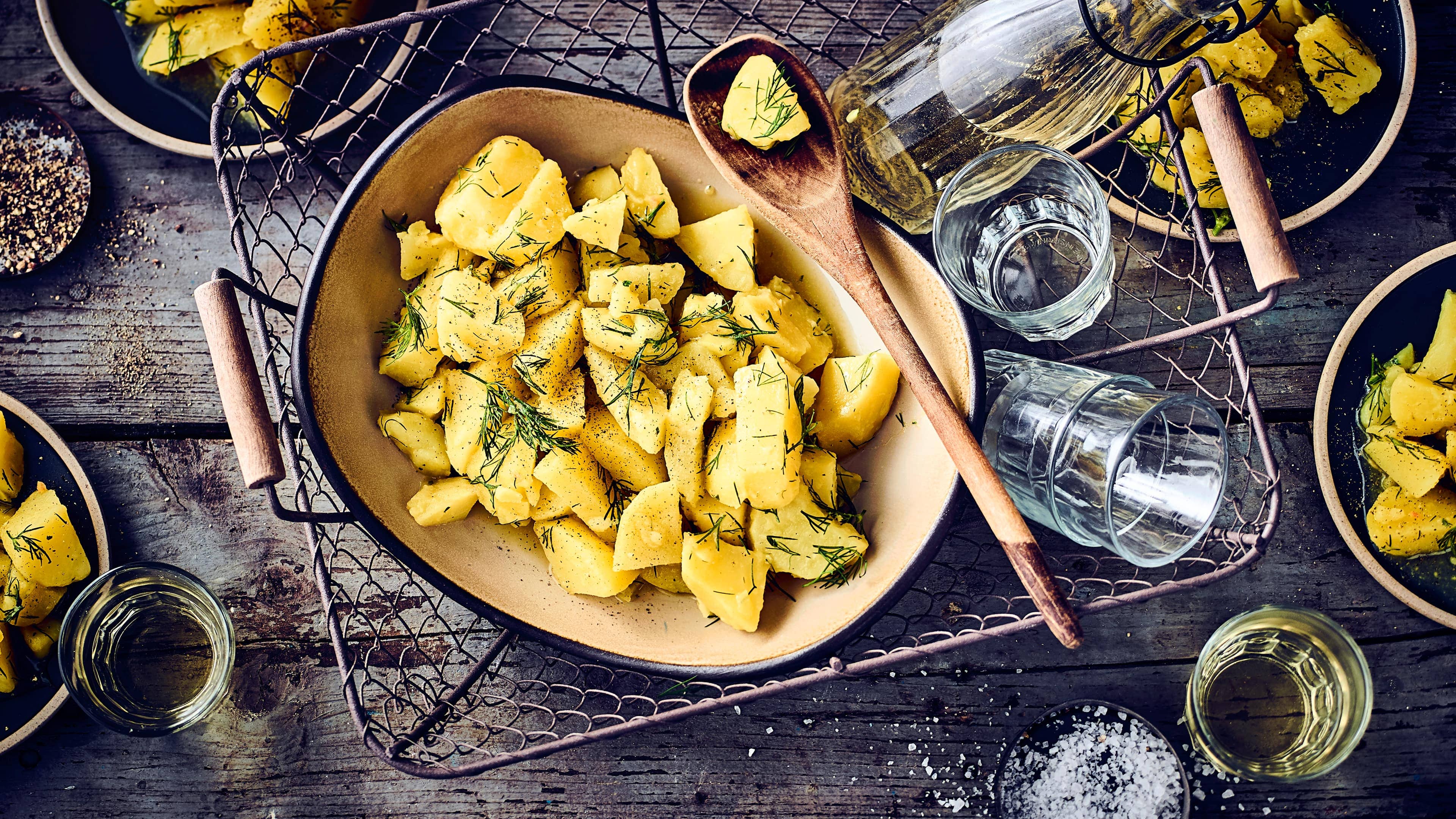Kartoffelsalat mit Dill Dill gibt dem Kartoffelsalat einen besonderen Geschmack, passt sehr gut zu gebackenem Fisch.