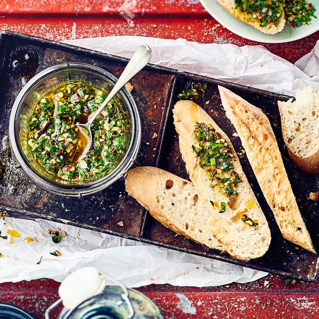 Chimichurri kommt aus Argentinien und schmeckt hervorragend als Dip zu gegrilltem Fleisch, Fisch oder zu Weißbrot.
