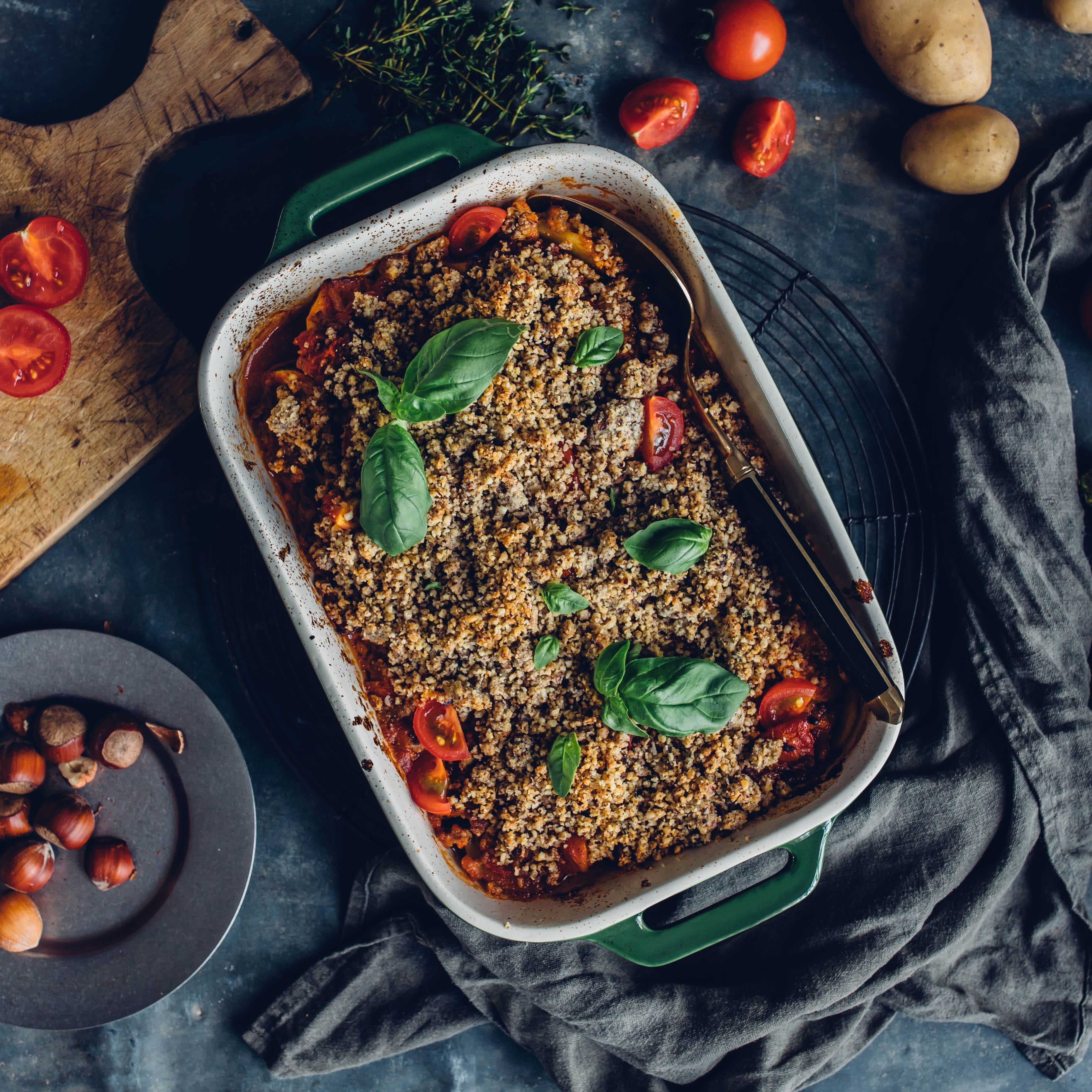 Ein griechischer Klassiker aus frischem Gemüse und Hackfleisch. Besonders lecker wird der Auflauf durch die knusprige Haselnusskruste mit Thymian.