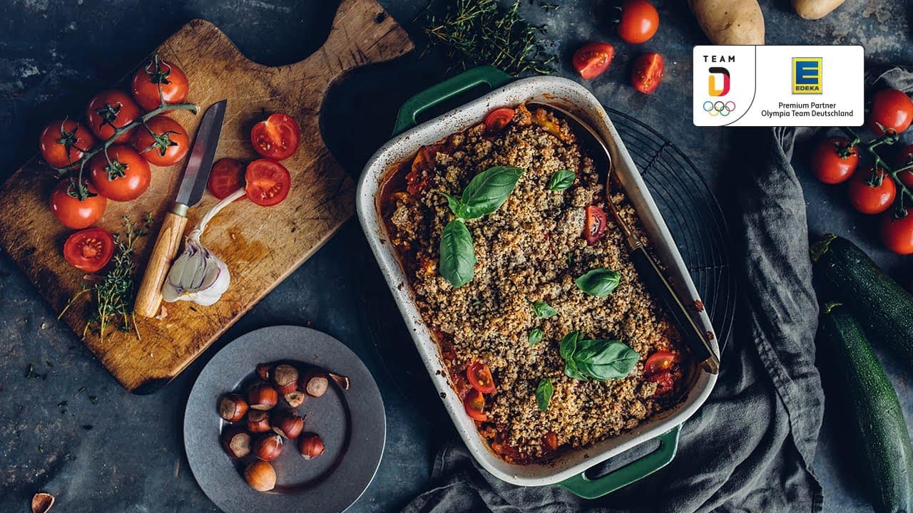 Moussaka mit Haselnusskruste YouTube Platzhalterbild für ein Video mit dem Titel 'Moussaka mit Haselnusskruste'.