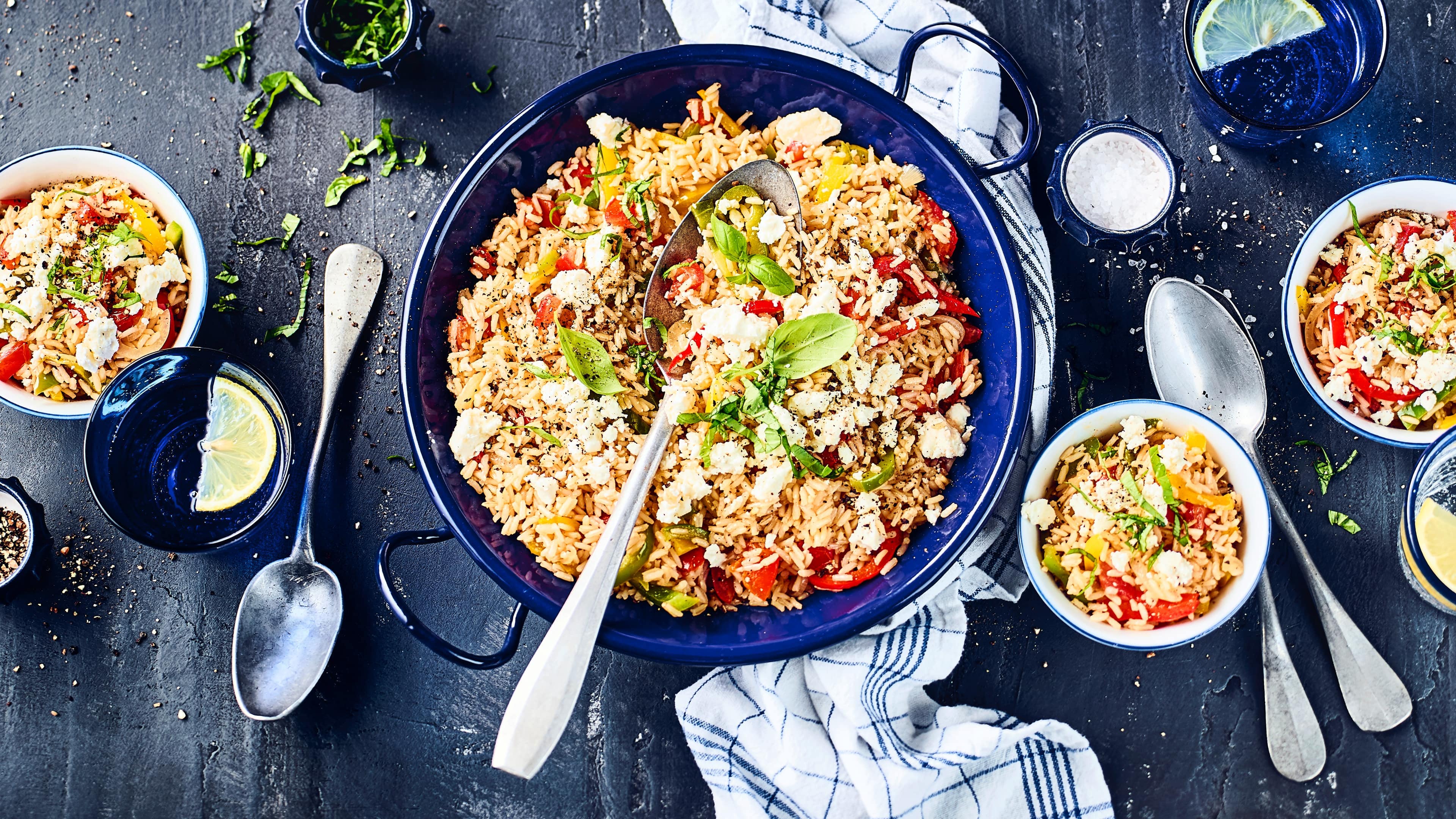 Griechische Reispfanne Unser Rezept für eine griechische Reispfanne mit Paprika, Reis, Knoblauch, Thymian und Feta ist komplett vegetarisch und ganz einfach zuzubereiten!