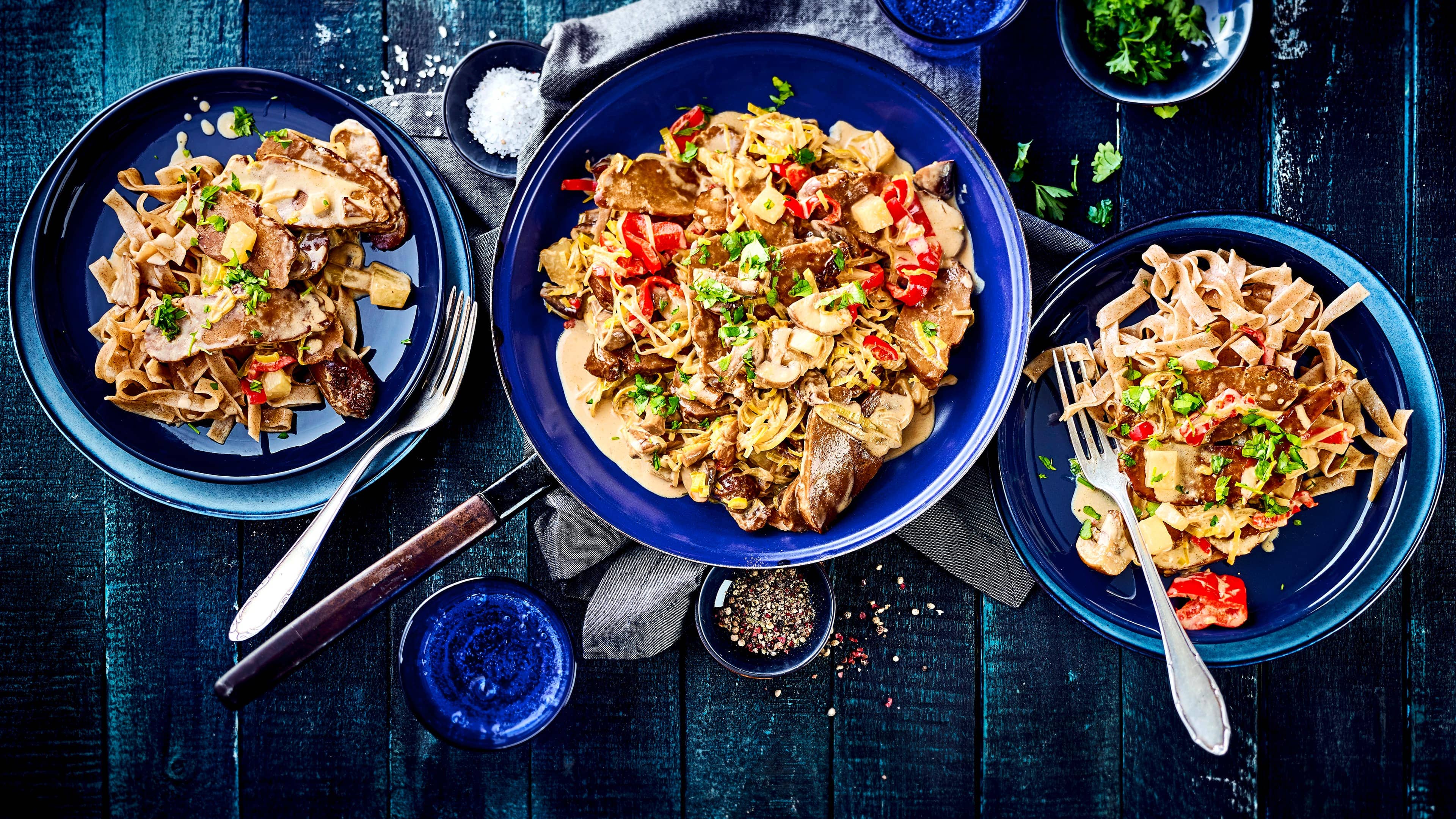 Seitan-Geschnetzeltes Geschnetzeltes mit Pilzen und dazu Nudeln ist immer eine Idee fürs Familienessen und wer auf Fleisch verzichten möchte, probiert einfach mal unser Rezept für selbstgemachtes Seitan-Geschnetzeltes aus!