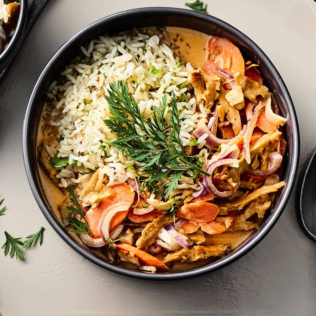 Dieses Gericht ist vegan und Sie haben es in nur 15 Minuten zubereitet: Probieren Sie unser Gemüse-Seitan-Geschnetzeltes mit Karotte, roten Zwiebeln und Erbsen in Sojasahne, dazu Reis mit Kerbel und Petersilie!