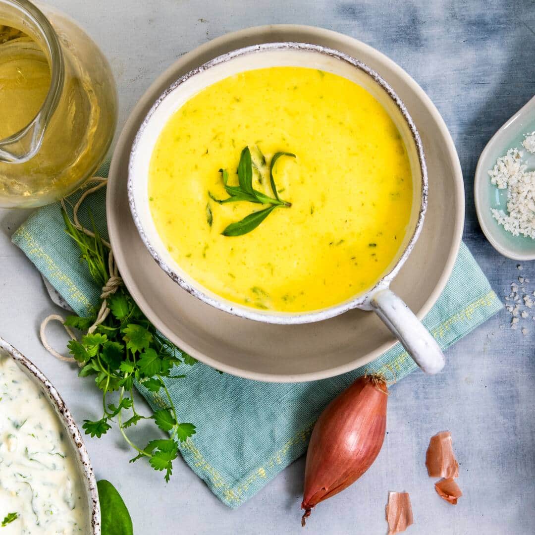 Die Sauce Bernaise ist der Sauce Hollandaise sehr ähnlich. Frische Kräuter und Gewürze bringen besonderen Geschmack in die beliebte Begleitung von Fleisch- und Fischgerichten oder Spargel.