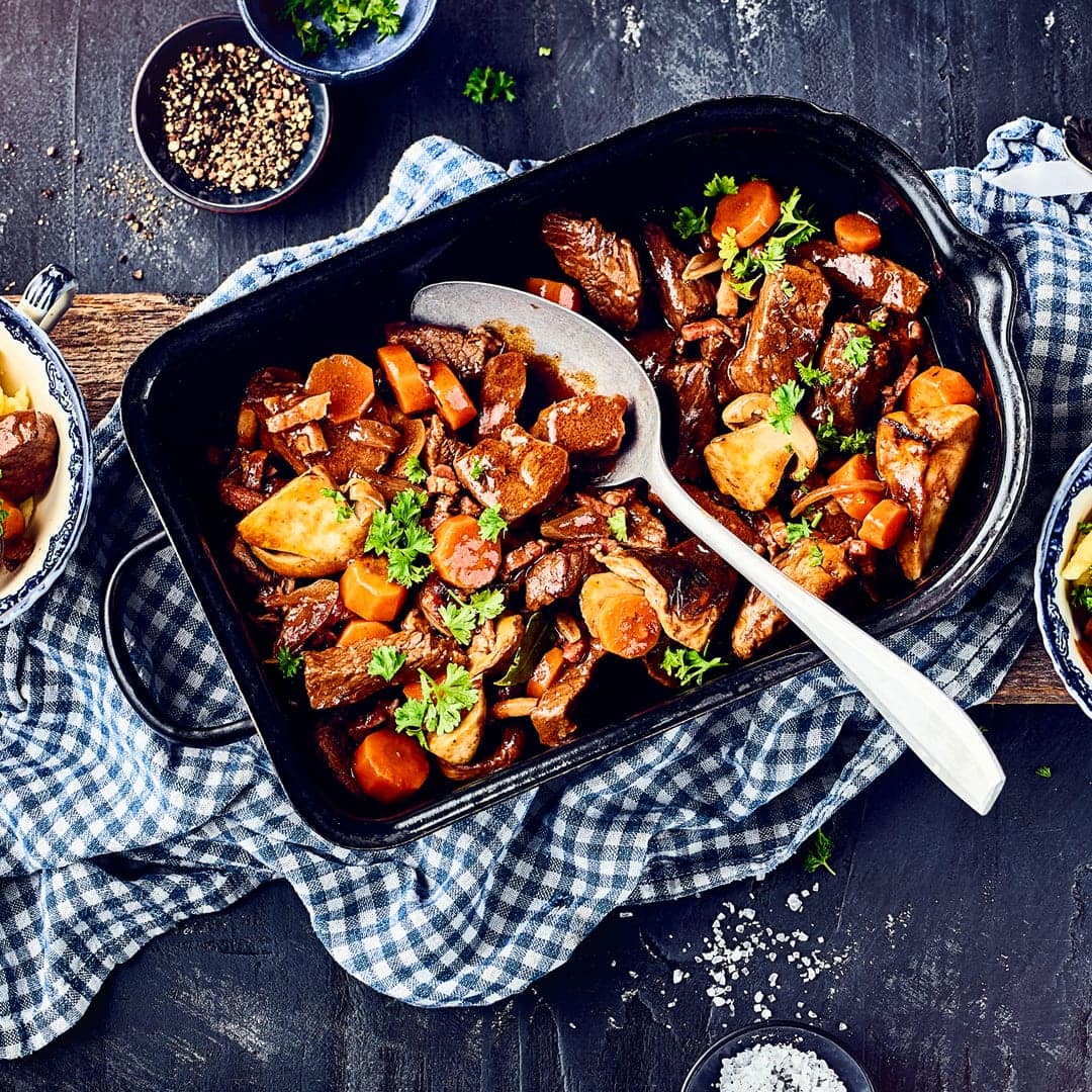 Die beiden Hauptzutaten sind bereits im Namen enthalten: Rindfleisch und Burgunderwein: Dazu kommen neben Steinpilzen, Speck und Möhren noch jede Menge Gewürze und fertig ist das Fleischgericht aus Burgund.