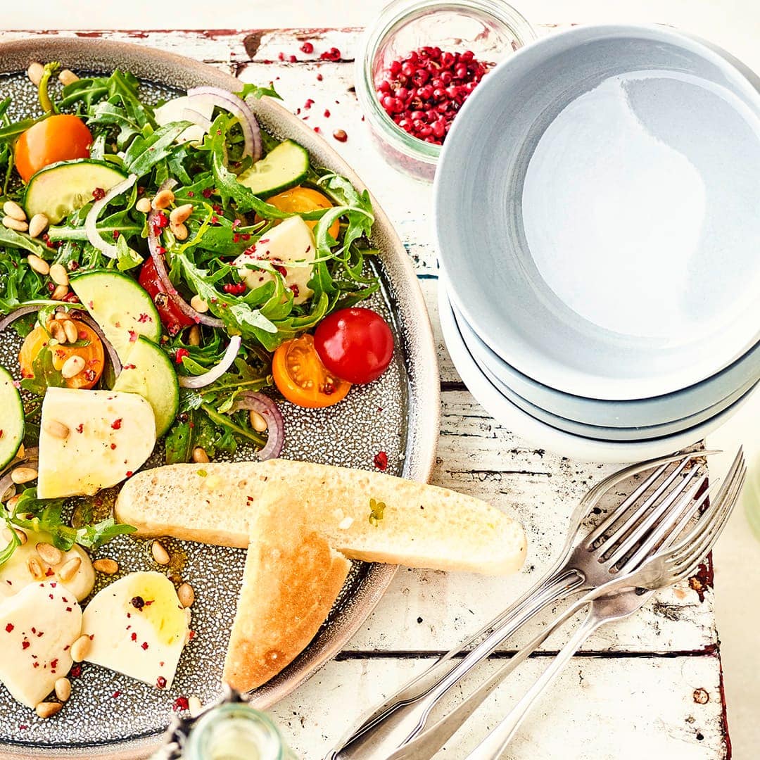 Ein mediterranes Sommer-Rezept für den schnellen Hunger: Unser Salat mit Pinienkernen, Mozzarella und einem würzigen Balsamico-Dressing ist ruckzuck fertig und schmeckt nicht nur Fans der Mittelmeerküche!