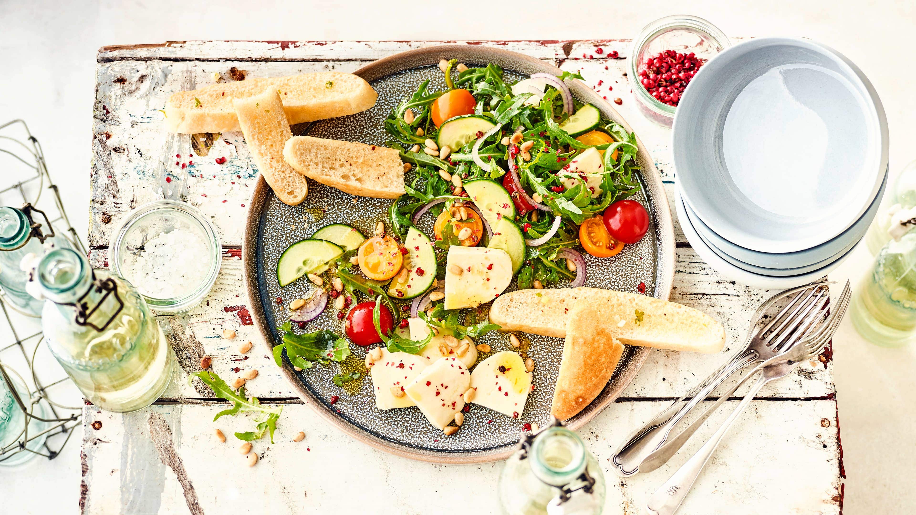 Rucolasalat mit Pinienkernen Ein mediterranes Sommer-Rezept für den schnellen Hunger: Unser Salat mit Pinienkernen, Mozzarella und einem würzigen Balsamico-Dressing ist ruckzuck fertig und schmeckt nicht nur Fans der Mittelmeerküche!