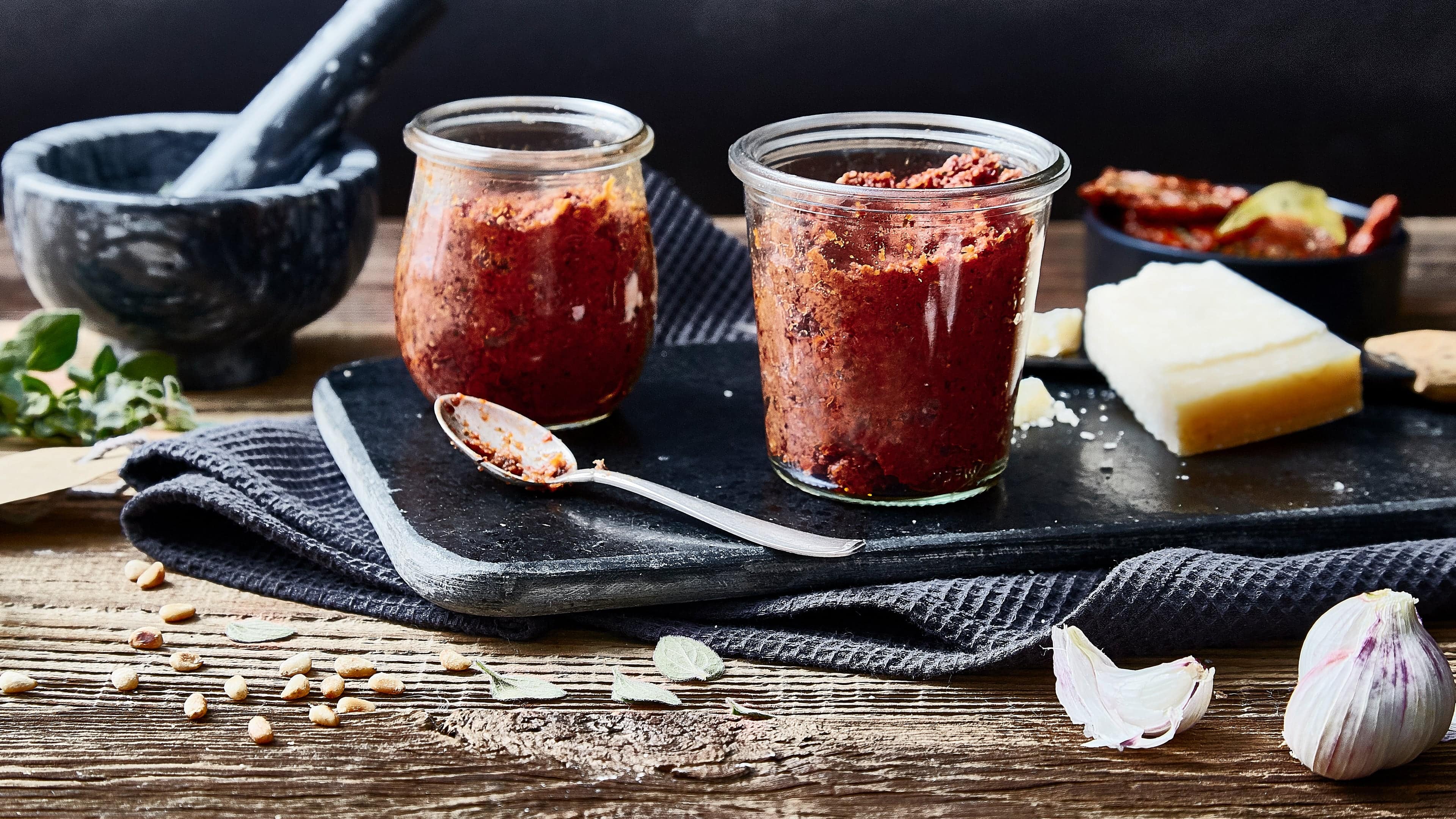 Pesto Rosso Vielseitig anwendbar und ganz einfach selbstgemacht: Mit schwarzen Oliven und Chili schmeckt unser Pesto Rosso wie beim Italiener!