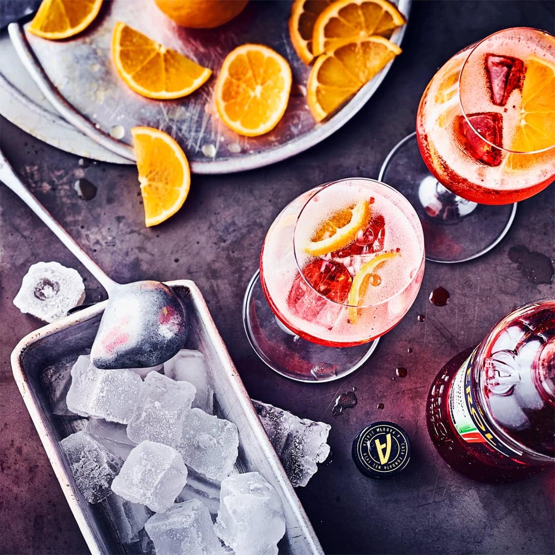 Das Aperol-Spritz-Rezept ist ein echter Klassiker und gehört unbedingt auf die Cocktailkarte Ihrer nächsten Party. So machen Sie den erfrischenden Cocktail selbst!