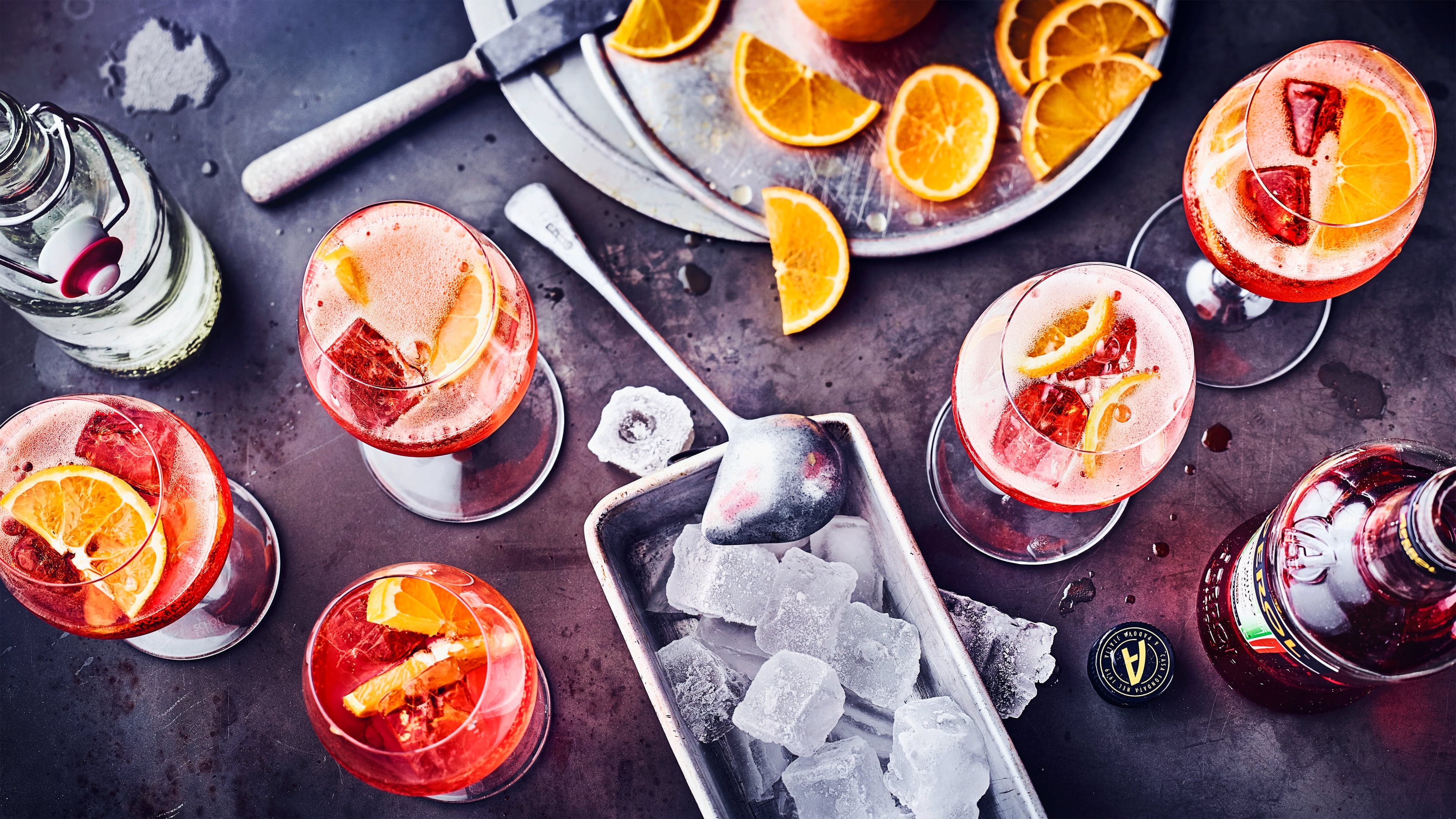 Aperol Spritz Das Aperol-Spritz-Rezept ist ein echter Klassiker und gehört unbedingt auf die Cocktailkarte Ihrer nächsten Party. So machen Sie den erfrischenden Cocktail selbst!