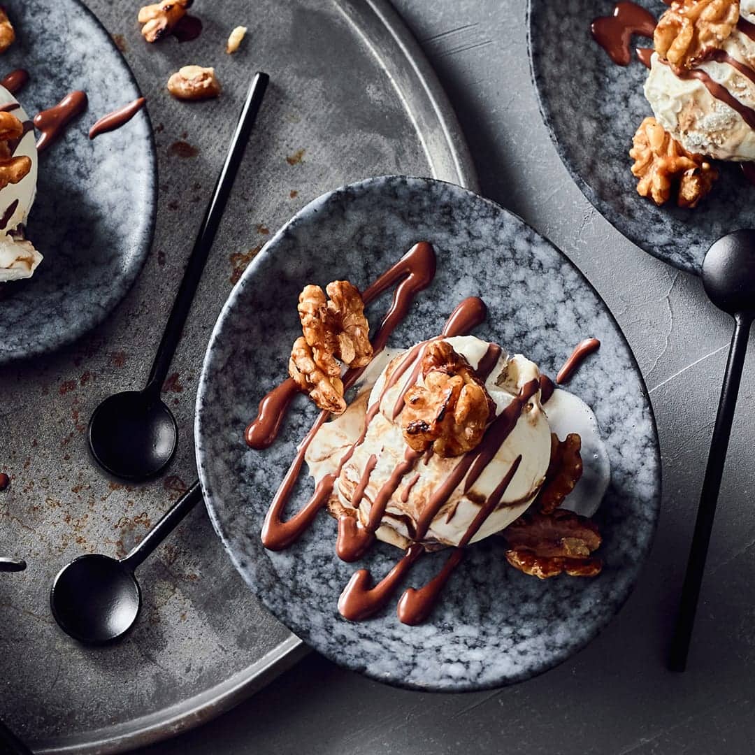 Wer den sahnigen Likör mag, wird dieses Eis lieben: Selbstgemachtes Baileys-Eis mit Walnusskernen und Schokoladensoße als Dekoration.