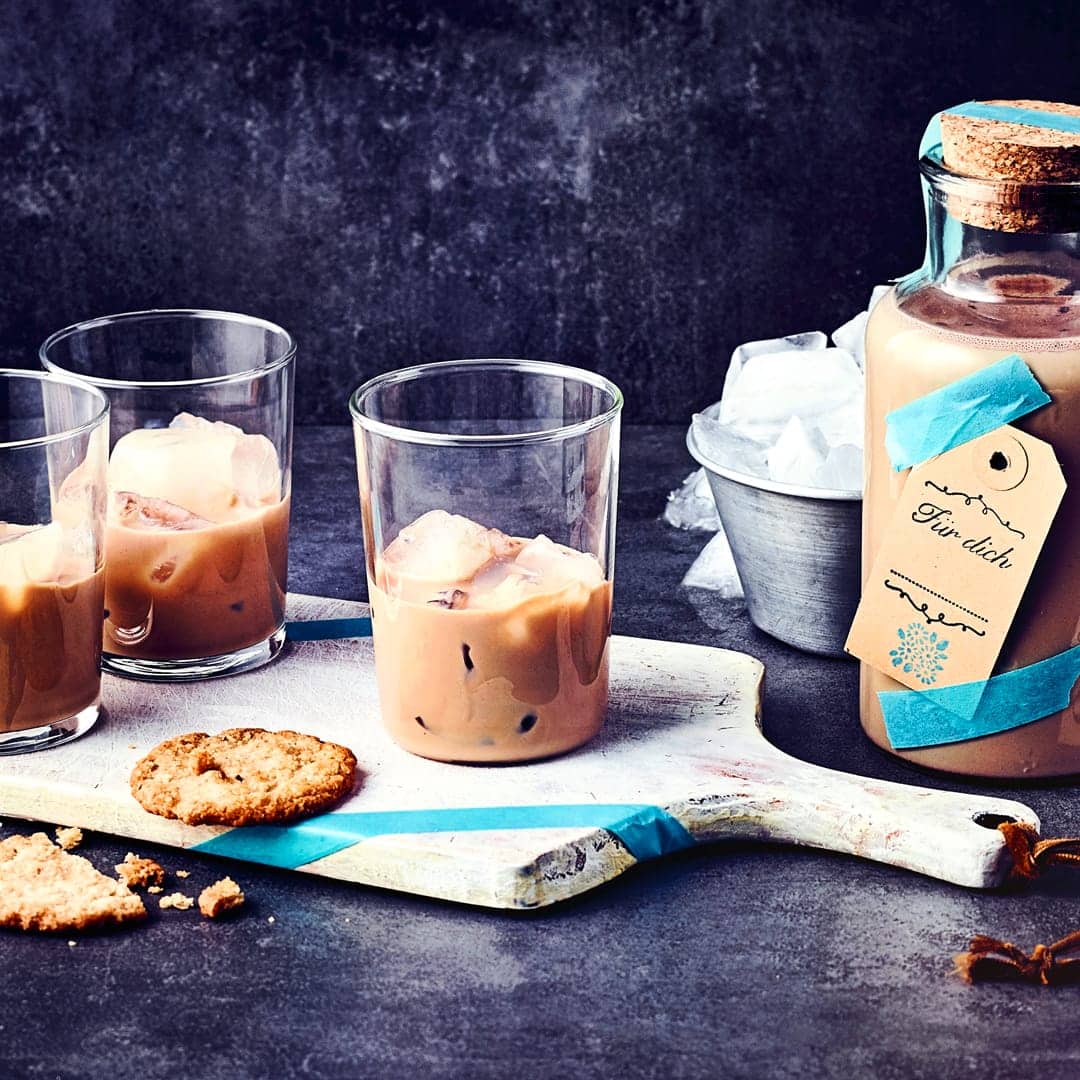 Wussten Sie, dass man Baileys auch selber machen kann? Ist sogar ganz einfach und mit unserem Rezept schnell zubereitet. Probieren Sie es auch!