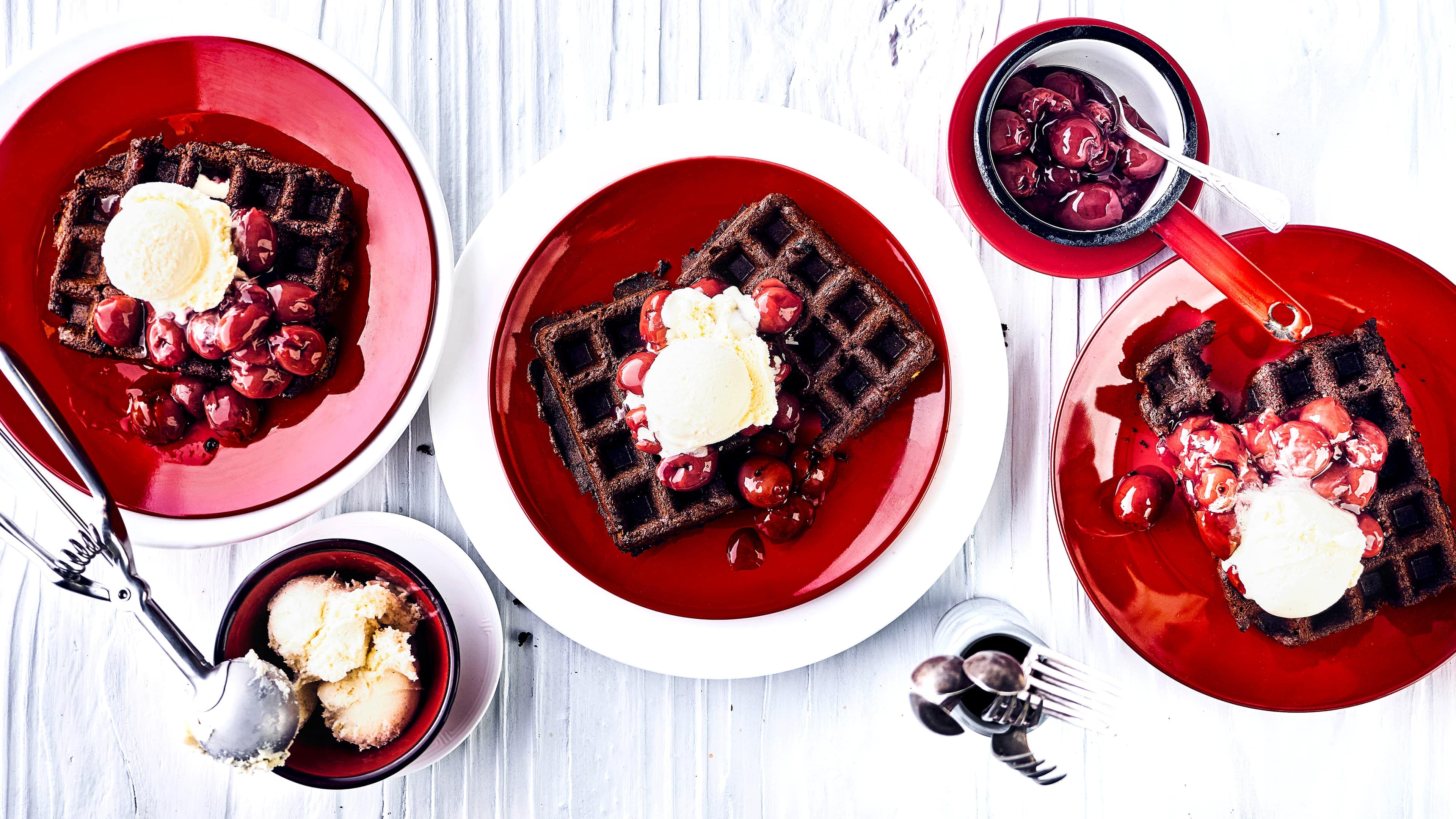 Schokowaffeln an Vanilleeis Unsere Schokowaffeln an Vanilleeis bestechen mit getrockneten Kirschen sowie Äpfeln und Karotten im Teig und werden mit Kirschkompott serviert.