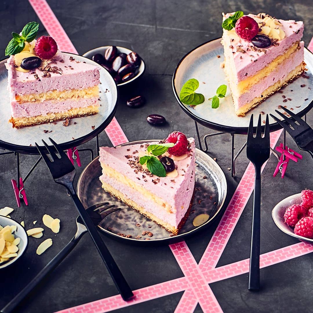 Sie sind auf der Suche nach einem sommerlichen Gebäck für Ihre Kaffeetafel? Probieren Sie unsere Mandel-Schnitte mit Biskuitteig, feiner Quark-Schmand-Creme und frischen Himbeeren!