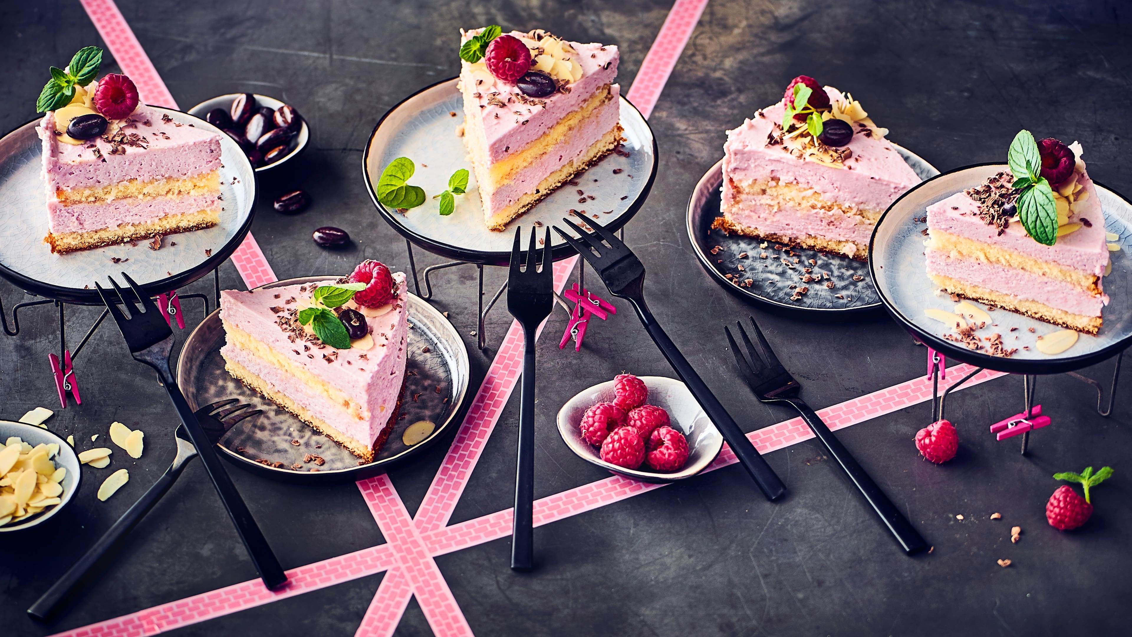 Himbeer-Mandel-Schnitte Sie sind auf der Suche nach einem sommerlichen Gebäck für Ihre Kaffeetafel? Probieren Sie unsere Mandel-Schnitte mit Biskuitteig, feiner Quark-Schmand-Creme und frischen Himbeeren!