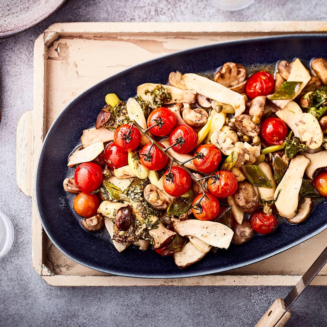 Eine raffinierte Vorspeise für anspruchsvolle Gäste: Gegrillte Antipasti mit Pilzen, Kirschtomaten und Kapern – super schnell zubereitet!