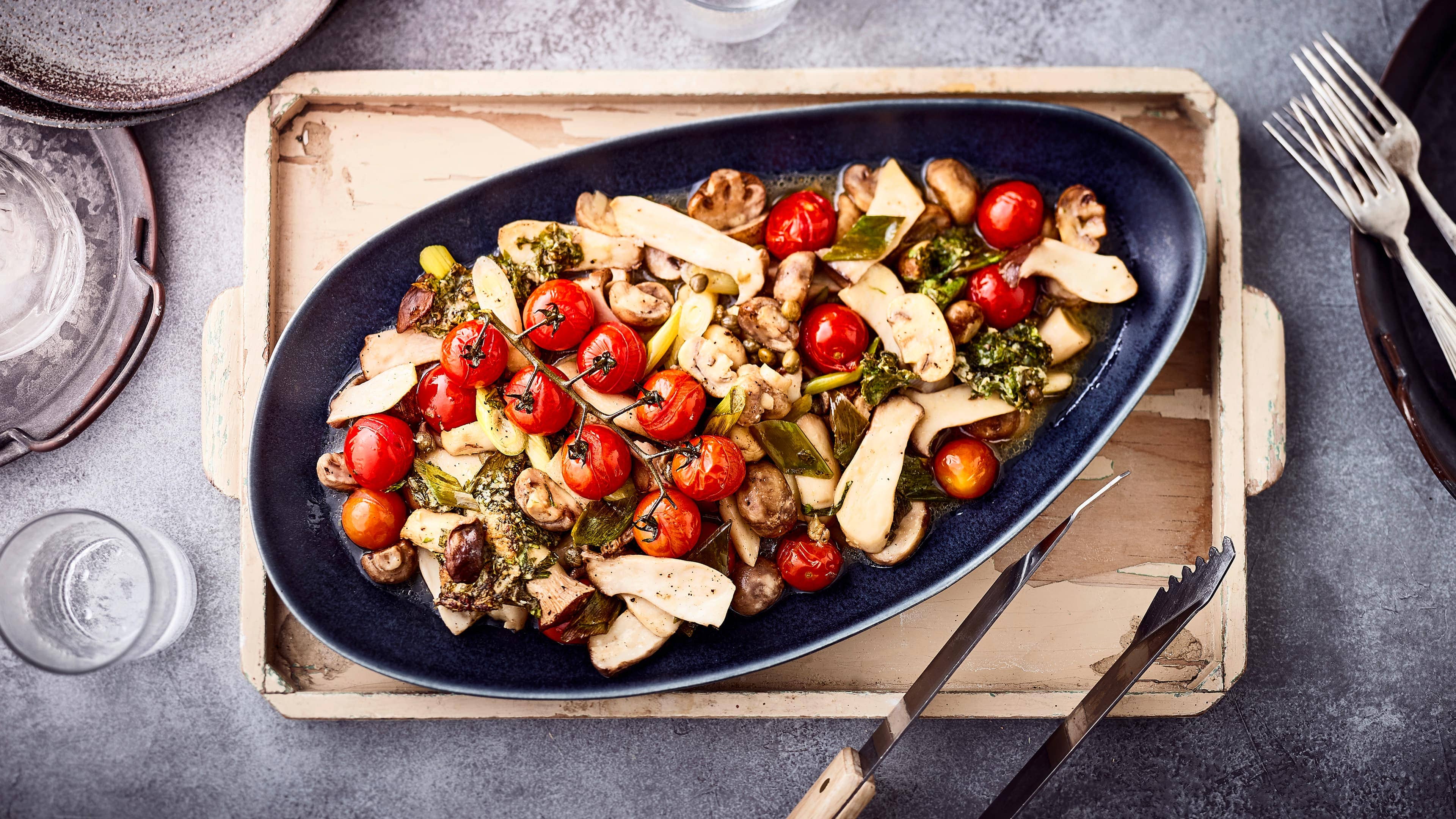 Gegrillte Antipasti mit Pilzen und Kirschtomaten Eine raffinierte Vorspeise für anspruchsvolle Gäste: Gegrillte Antipasti mit Pilzen, Kirschtomaten und Kapern – super schnell zubereitet!