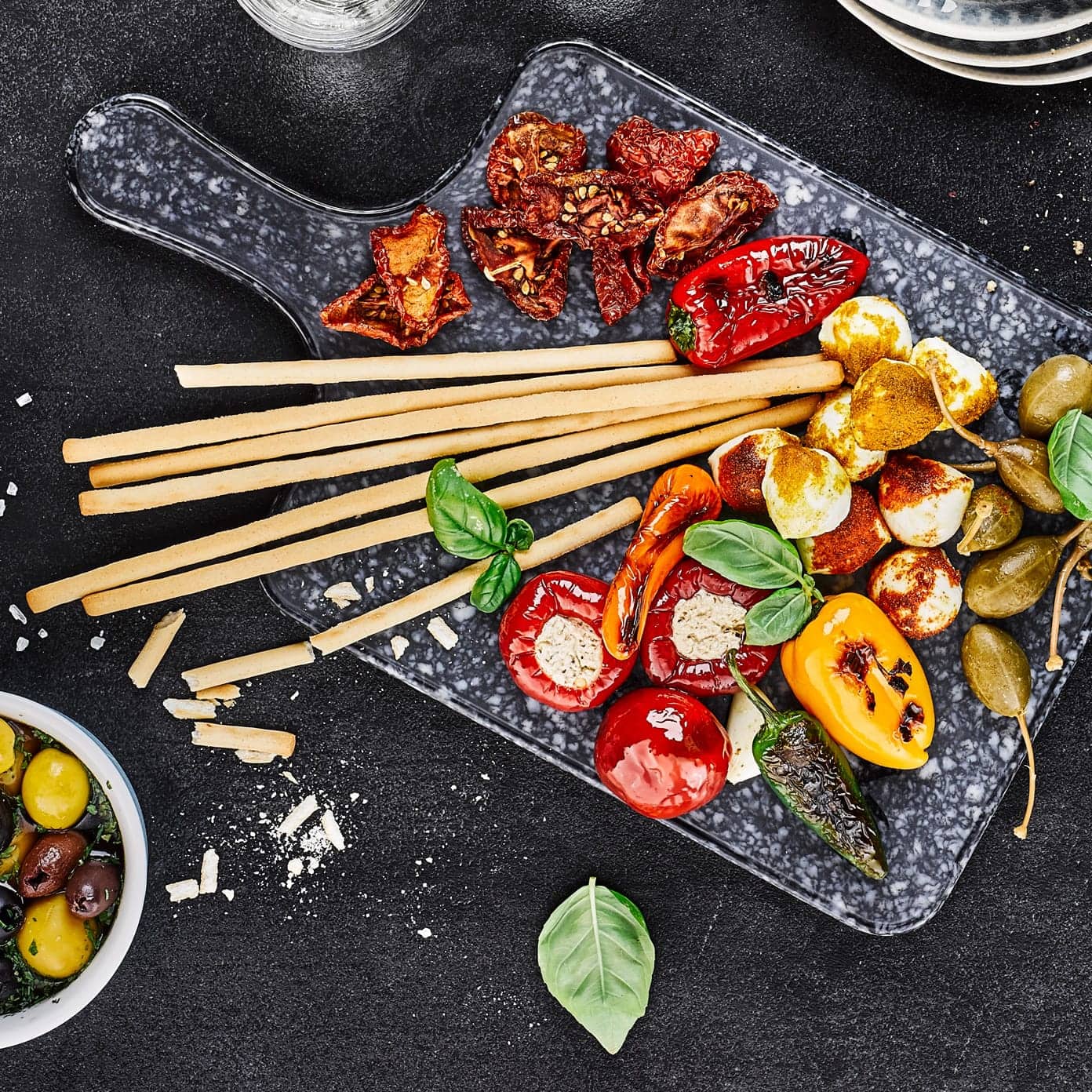 Antipasti aus Artischocken, Mozzarella und gebratener Snack-Paprika.