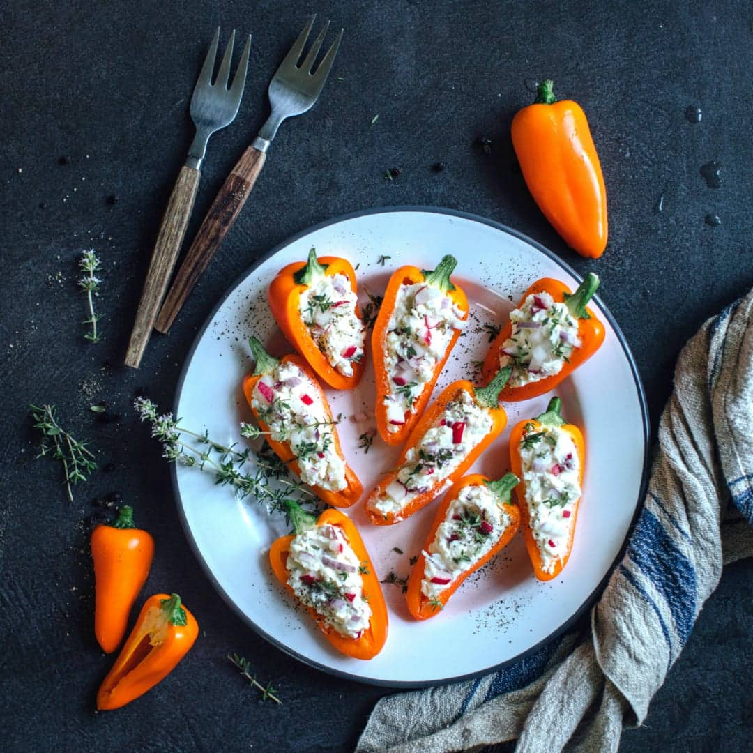 Antipasti wie die gefüllten Mini-Paprikas selber machen ist ganz einfach. Die Füllung aus Feta und Frischkäse ist schnell gemacht und super lecker.