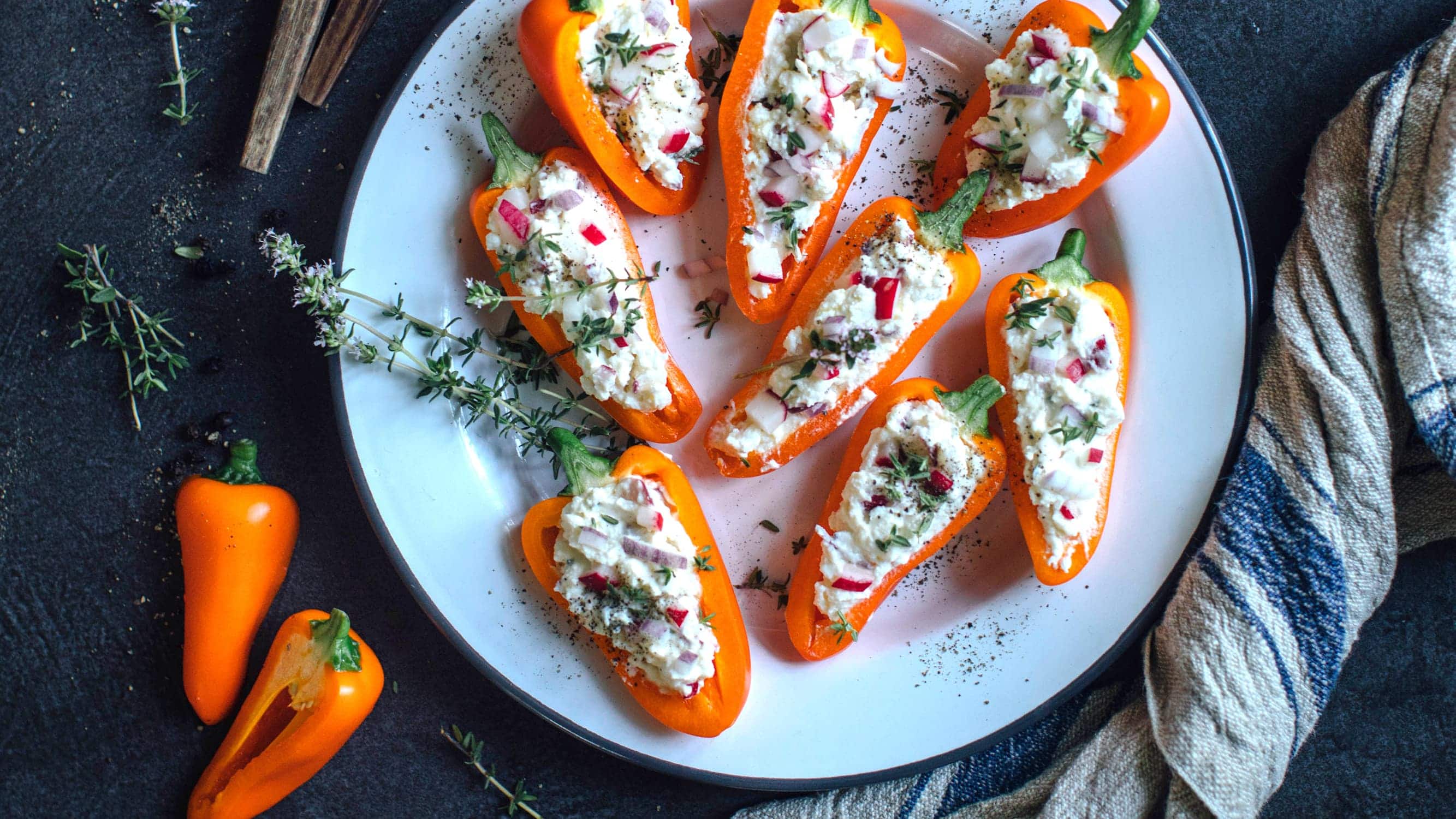 Antipasti-Mini-Paprikas Antipasti wie die gefüllten Mini-Paprikas selber machen ist ganz einfach. Die Füllung aus Feta und Frischkäse ist schnell gemacht und super lecker.