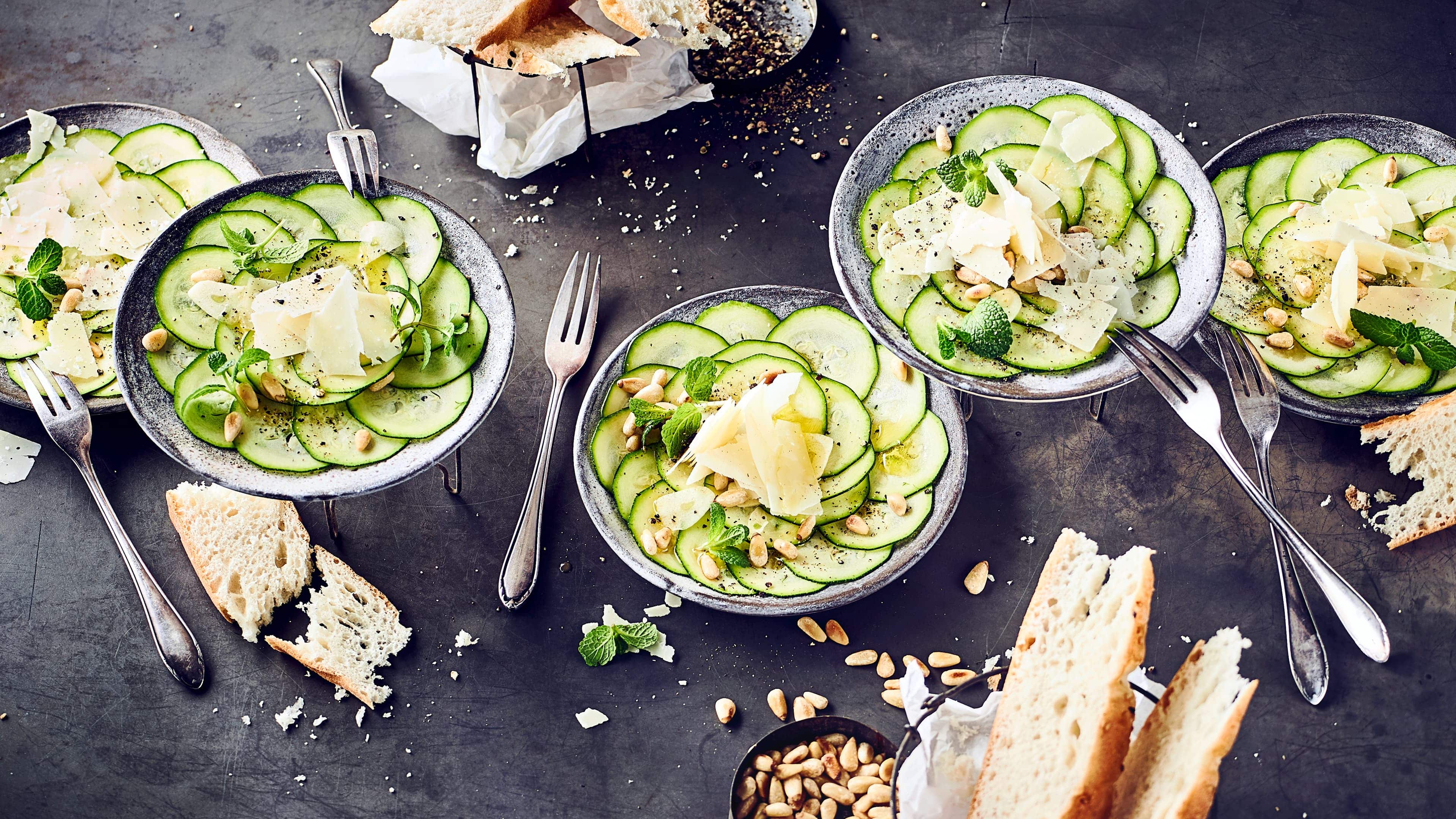 Zucchini Carpaccio Eine tolle vegetarische Alternative zum klassischen Carpaccio und perfekt als Vorspeise servierbar: Unser Rezept für Zucchini Carpaccio ist ganz einfach und lässt sich gut vorbereiten.
