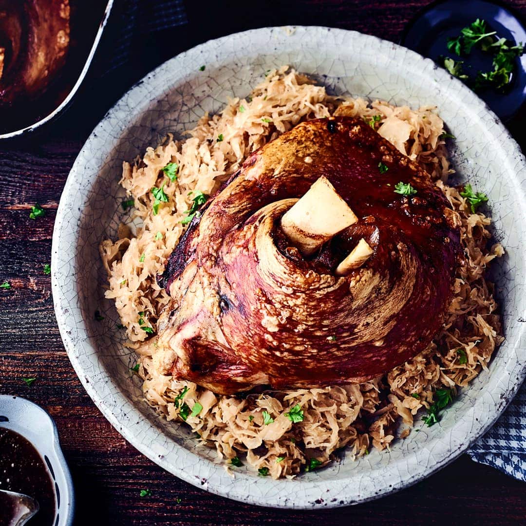 Knusprige Schweinshaxe mit Biersauce, Sauerkraut und Kartoffelklößen: Ein bayrischer Genuss!