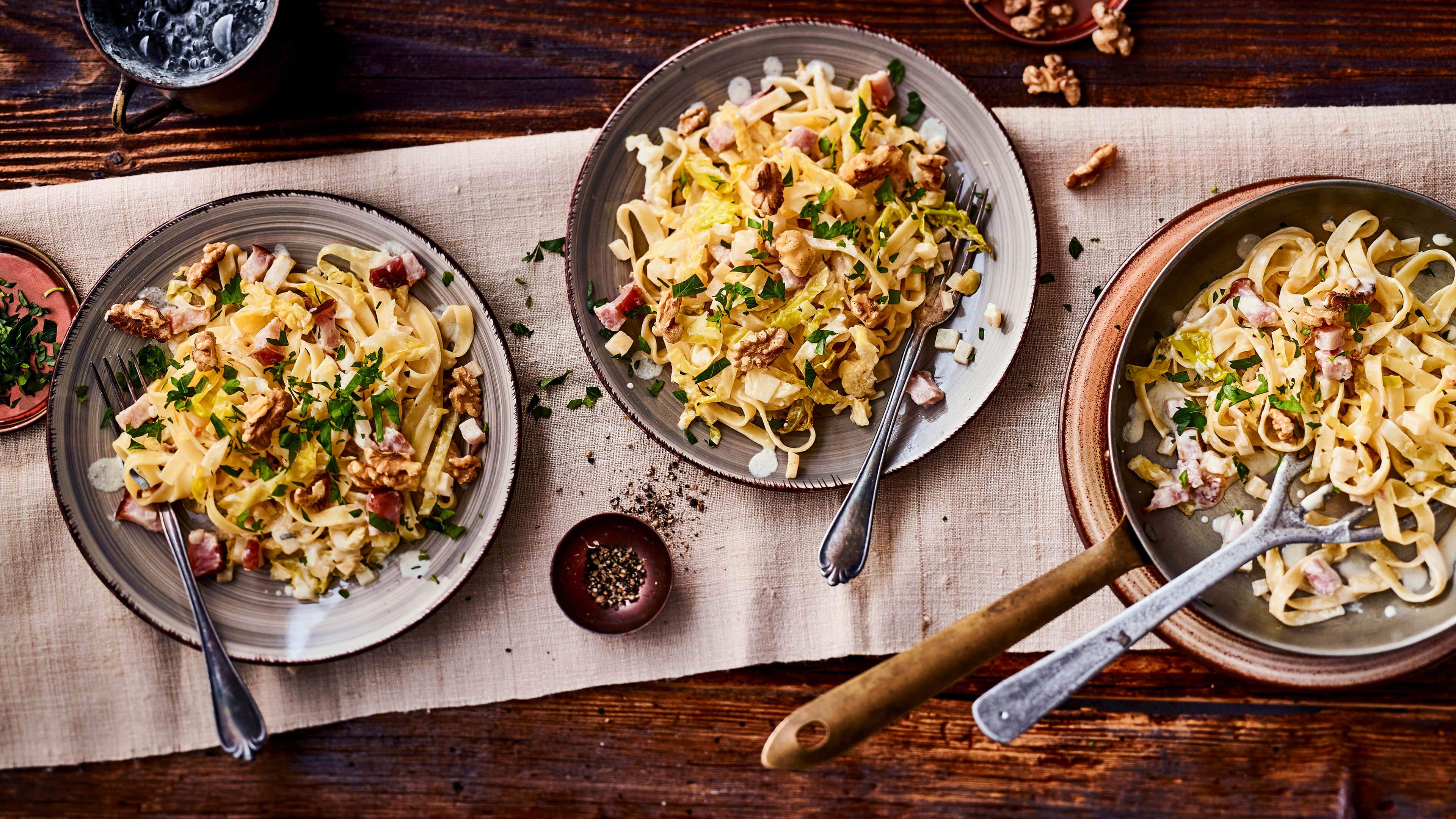 Krautfleckerl Traditionell aus Österreich kommt unser Rezept für köstliche Krautfleckerl und schmeckt richtig schön deftig!