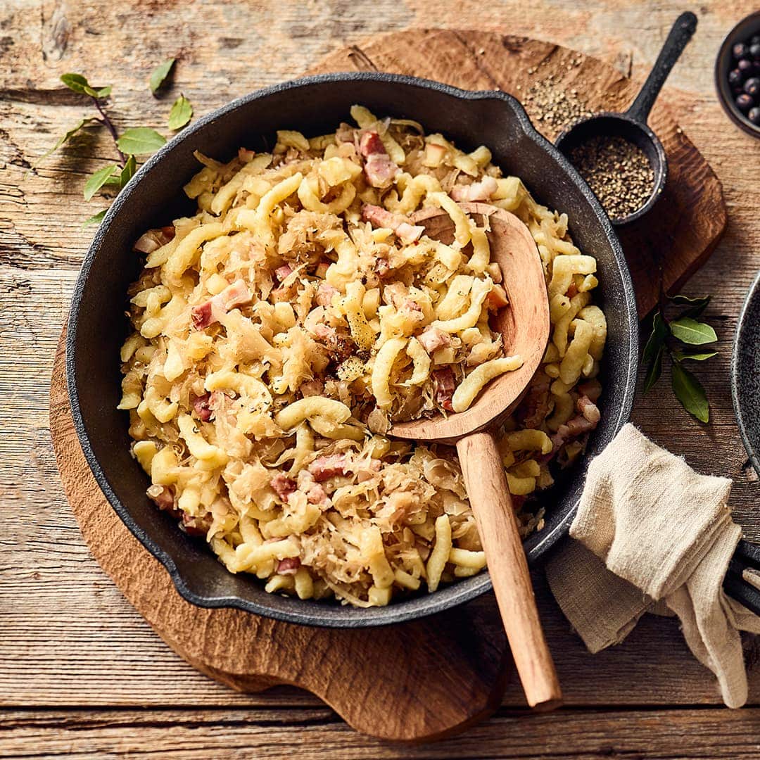 Krautspätzle mit Sauerkraut und Speck – deftiges Essen für den großen Hunger. Dieses herzhafte Gericht lässt sich einfach zubereiten und schmeckt hervorragend.