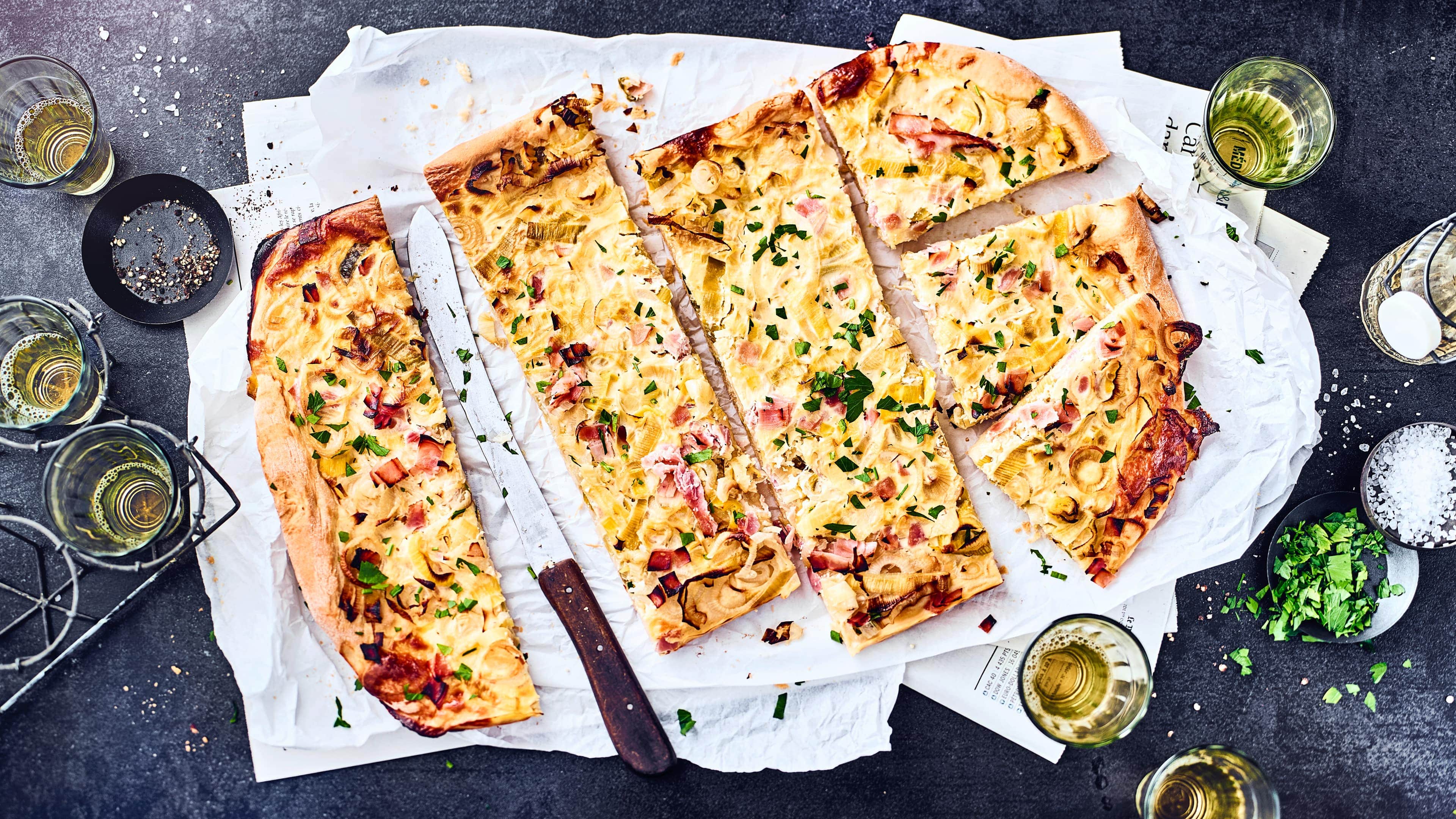 Zwiebel-Lauchkuchen Ein Blech voll herzhaftem Genuss: Überraschen Sie Ihre Gäste mit einem köstlichen Zwiebel-Lauchkuchen und backen Sie nach unserem Rezept!