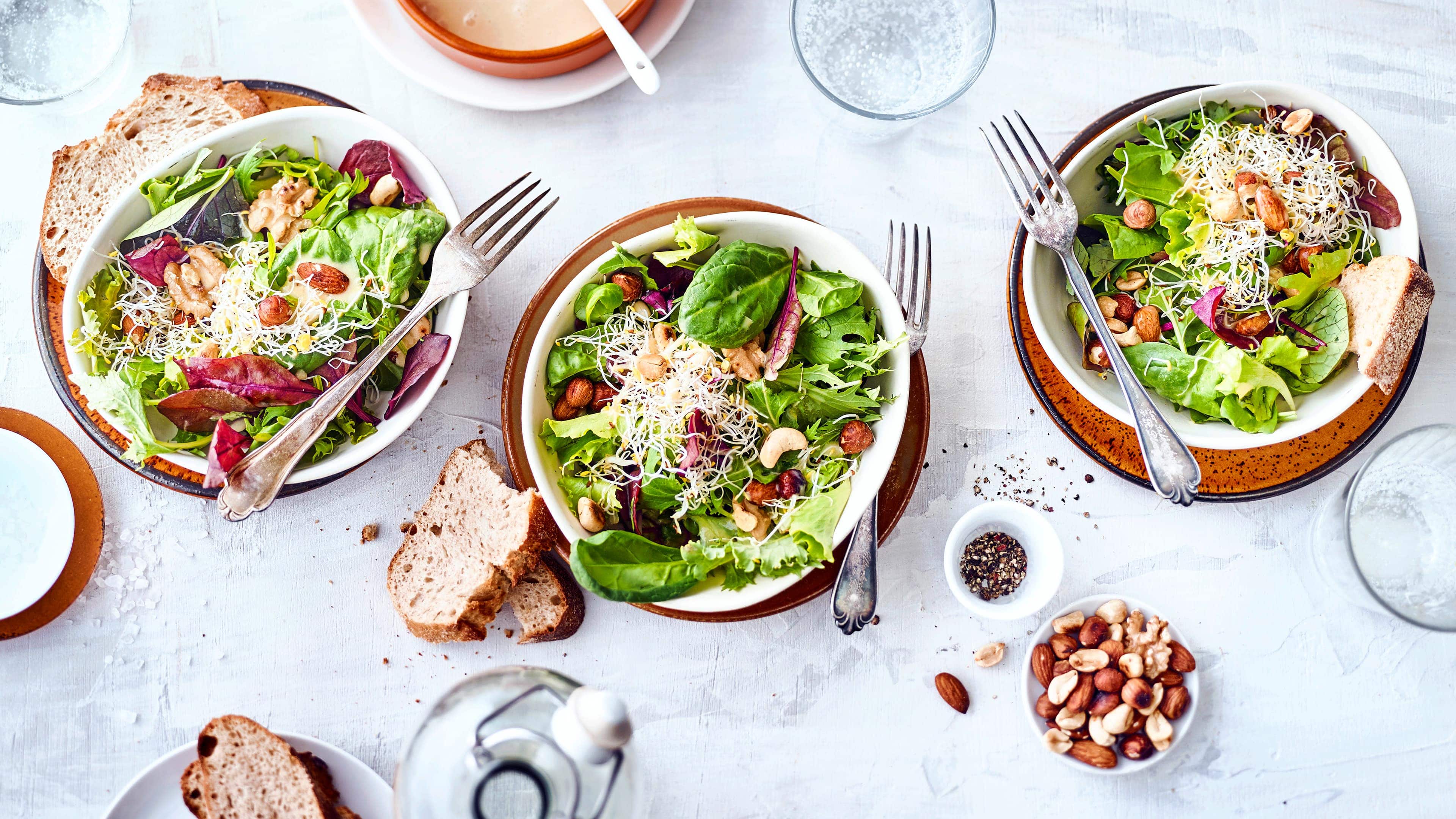 Mixed Salat mit Nüssen Festliche Vorspeise für Ihr Wintermenü: Probieren Sie unser Rezept für einen gemischten Salat mit gerösteten Nüssen und Orangen-Sahne-Dressing aus!