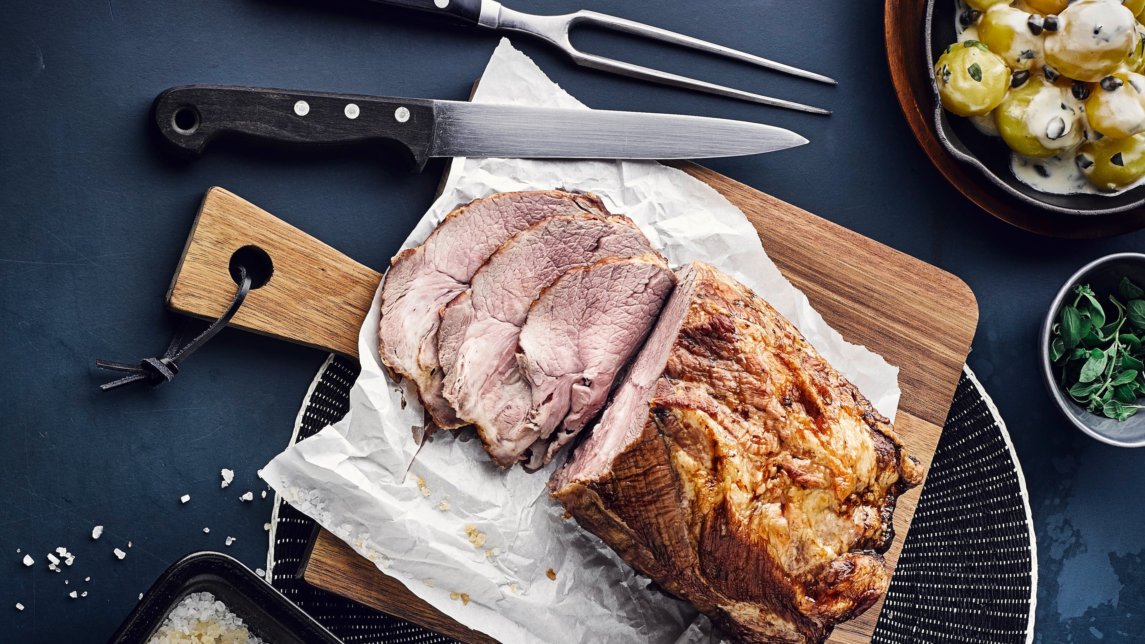 Salzbraten Mit unserem Salzbraten-Rezept bereiten Sie einen köstlichen Braten zu und servieren passende warme und kalte Beilagen dazu. Probieren Sie es aus.