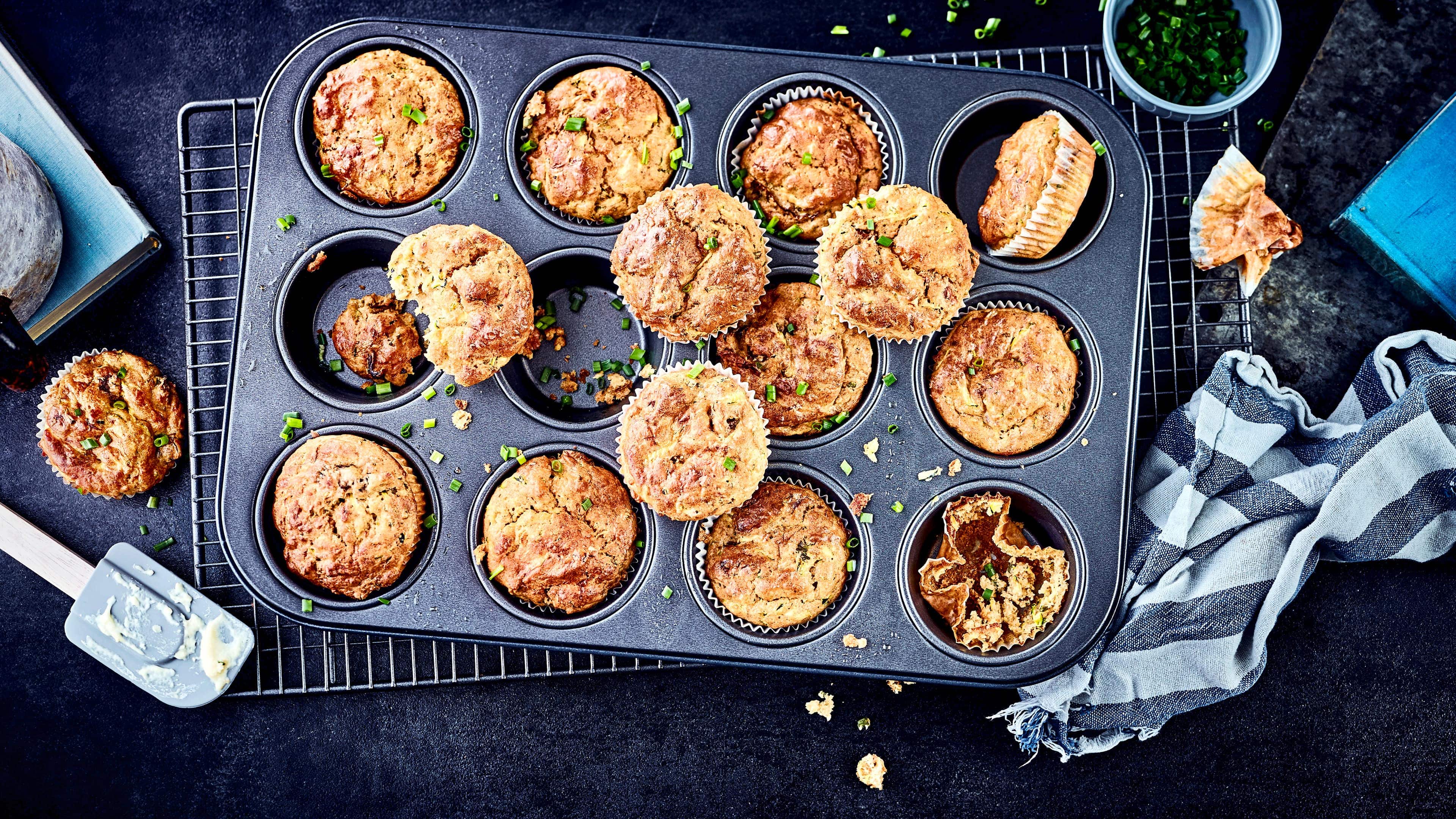Zucchini-Tomaten-Muffins Sie snacken gerne herzhaft? Probieren Sie unsere Zucchini-Tomaten-Muffins. Hier erfahren Sie, worauf Sie bei der Zubereitung achten müssen.