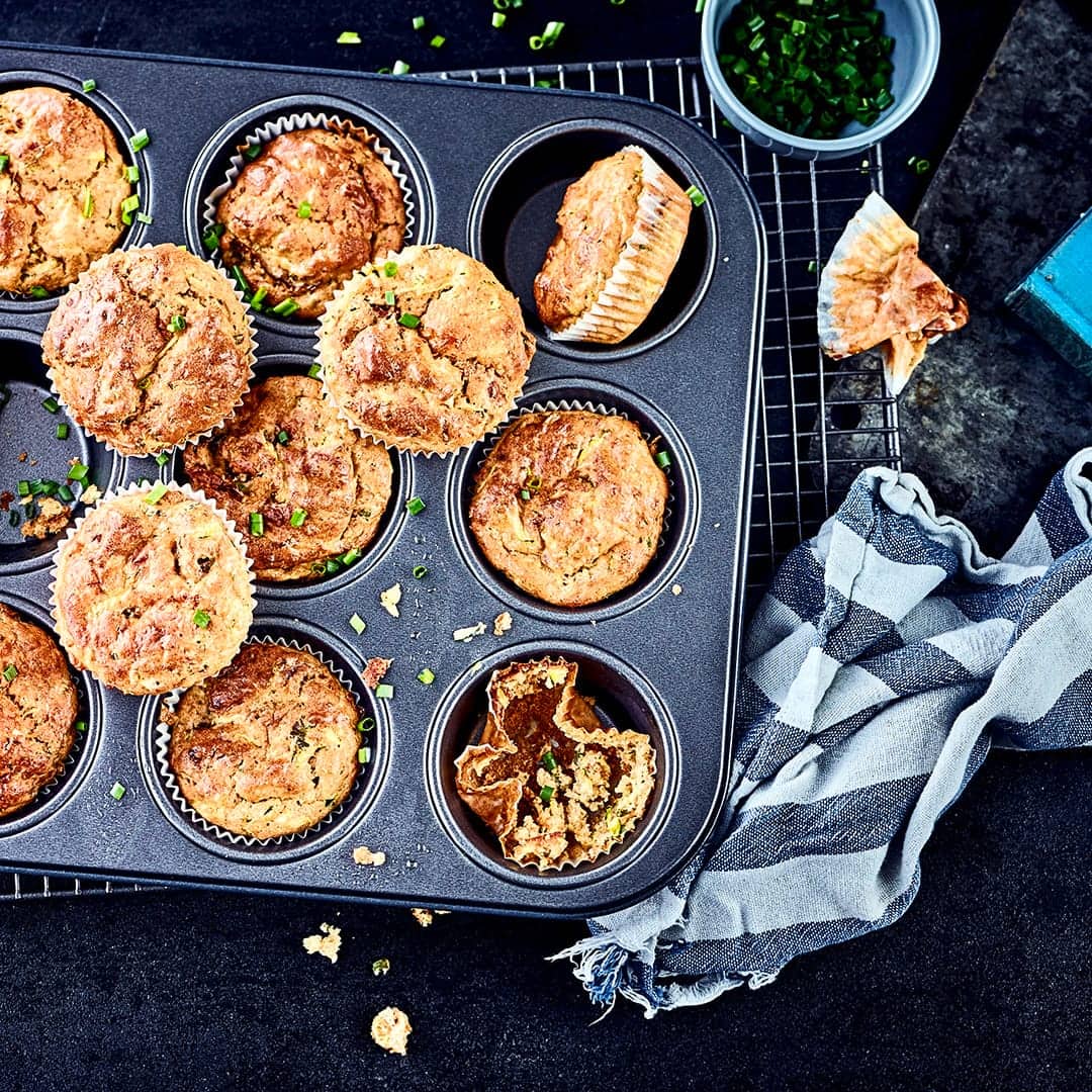 Sie snacken gerne herzhaft? Probieren Sie unsere Zucchini-Tomaten-Muffins. Hier erfahren Sie, worauf Sie bei der Zubereitung achten müssen.