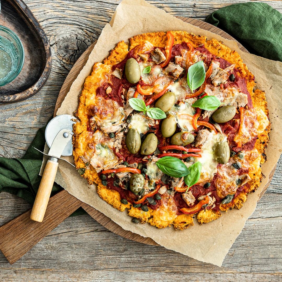 Wer auf echten Pizzagenuss nicht verzichten möchte, aber gerne etwas an Kalorien spart, ist hier genau richtig: Unser Rezept für selbstgemachte Low Carb Pizza müssen Sie ausprobieren!