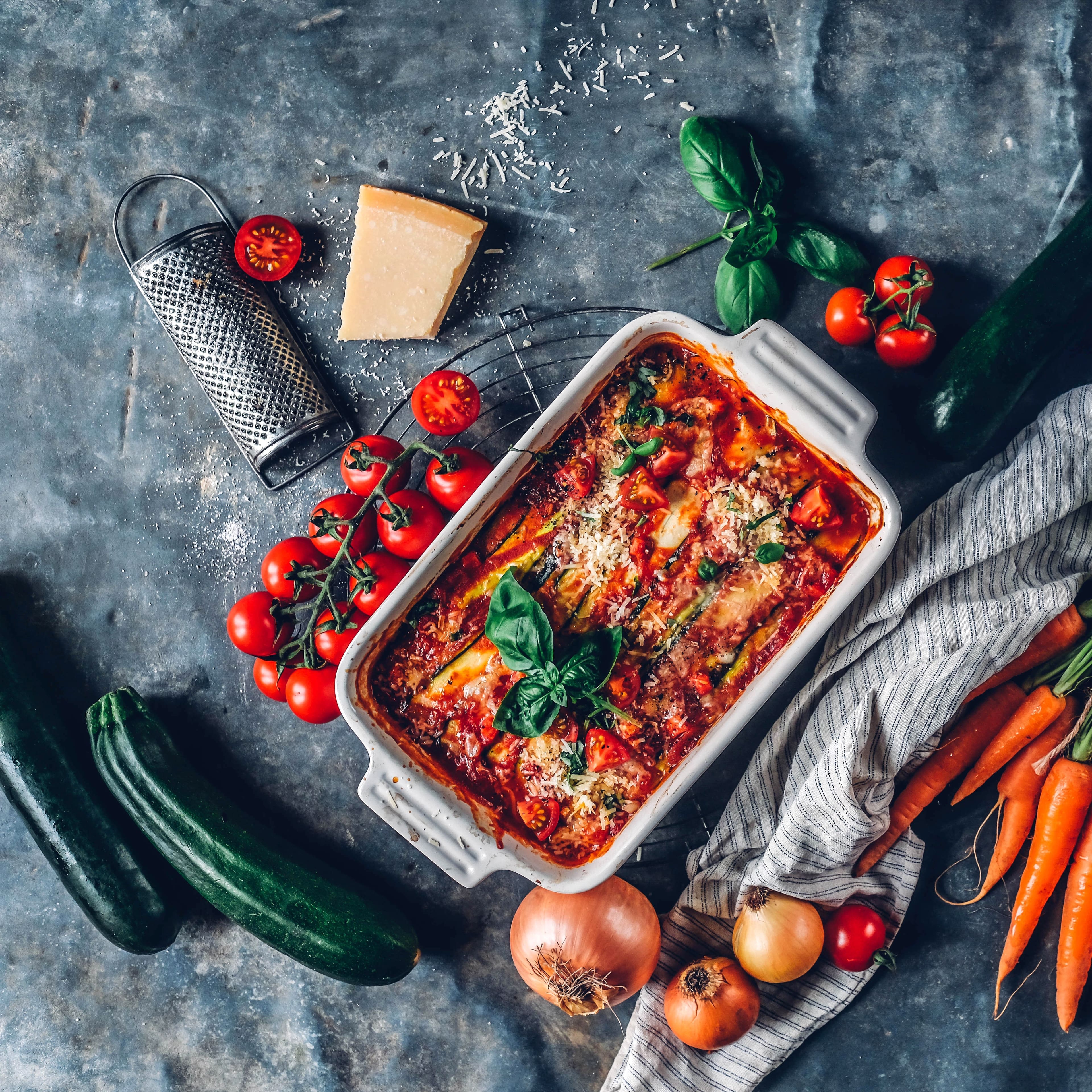 Wer Lust auf Lasagne hat, aber nicht zu viele Kohlenhydrate zu sich nehmen möchte, ist hier genau richtig: Probieren Sie unser Rezept für eine leckere Low-Carb-Lasagne mit Zucchini.
