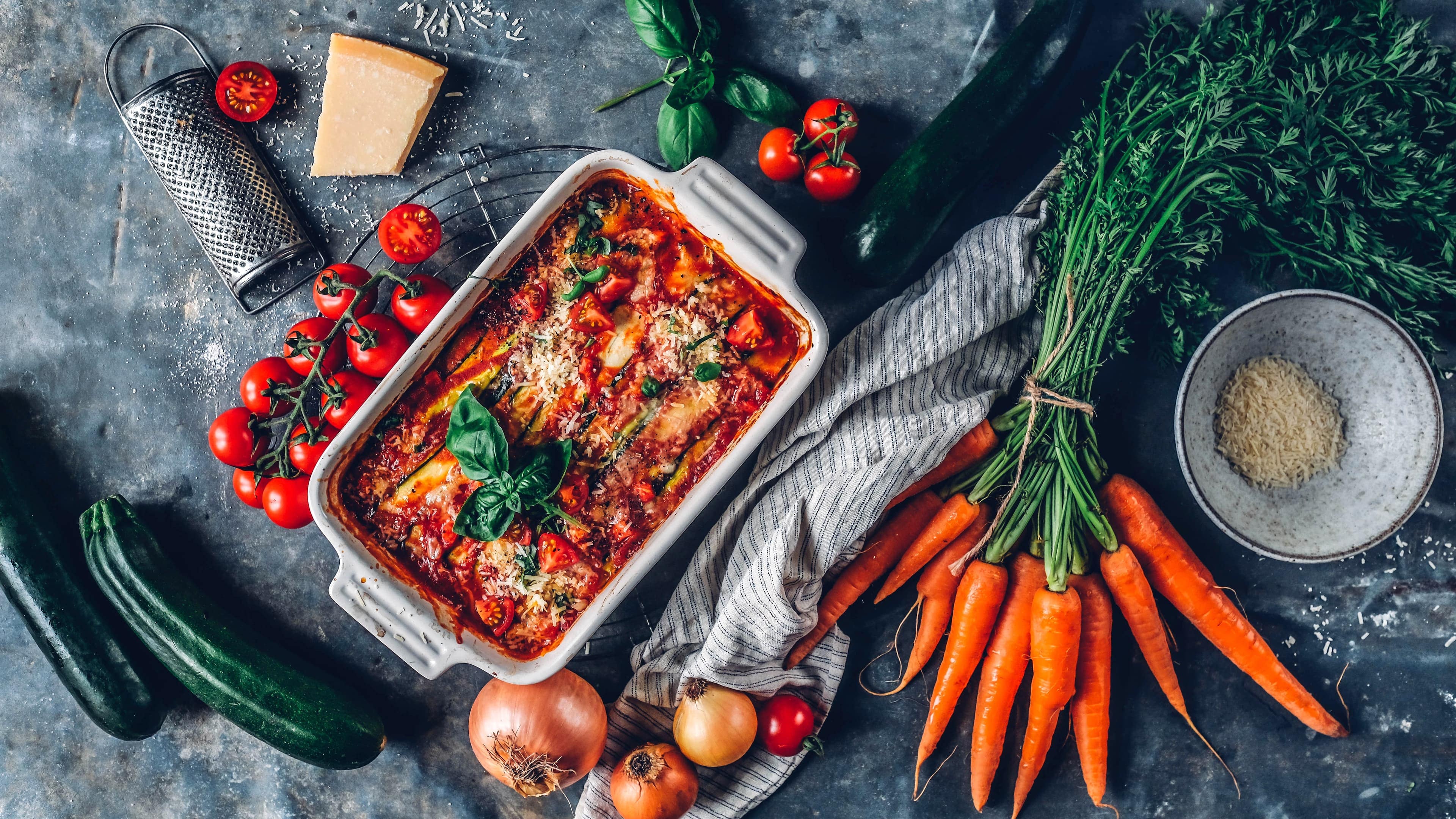 Low-Carb-Lasagne Wer Lust auf Lasagne hat, aber nicht zu viele Kohlenhydrate zu sich nehmen möchte, ist hier genau richtig: Probieren Sie unser Rezept für eine leckere Low-Carb-Lasagne mit Zucchini.