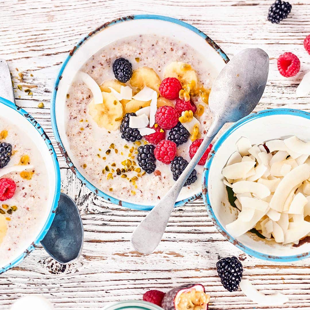 Porridge ist gesund und lecker und wir servieren Ihnen eine Low-Carb-Variante mit viel frischem Obst. Und vegan ist es auch noch!
