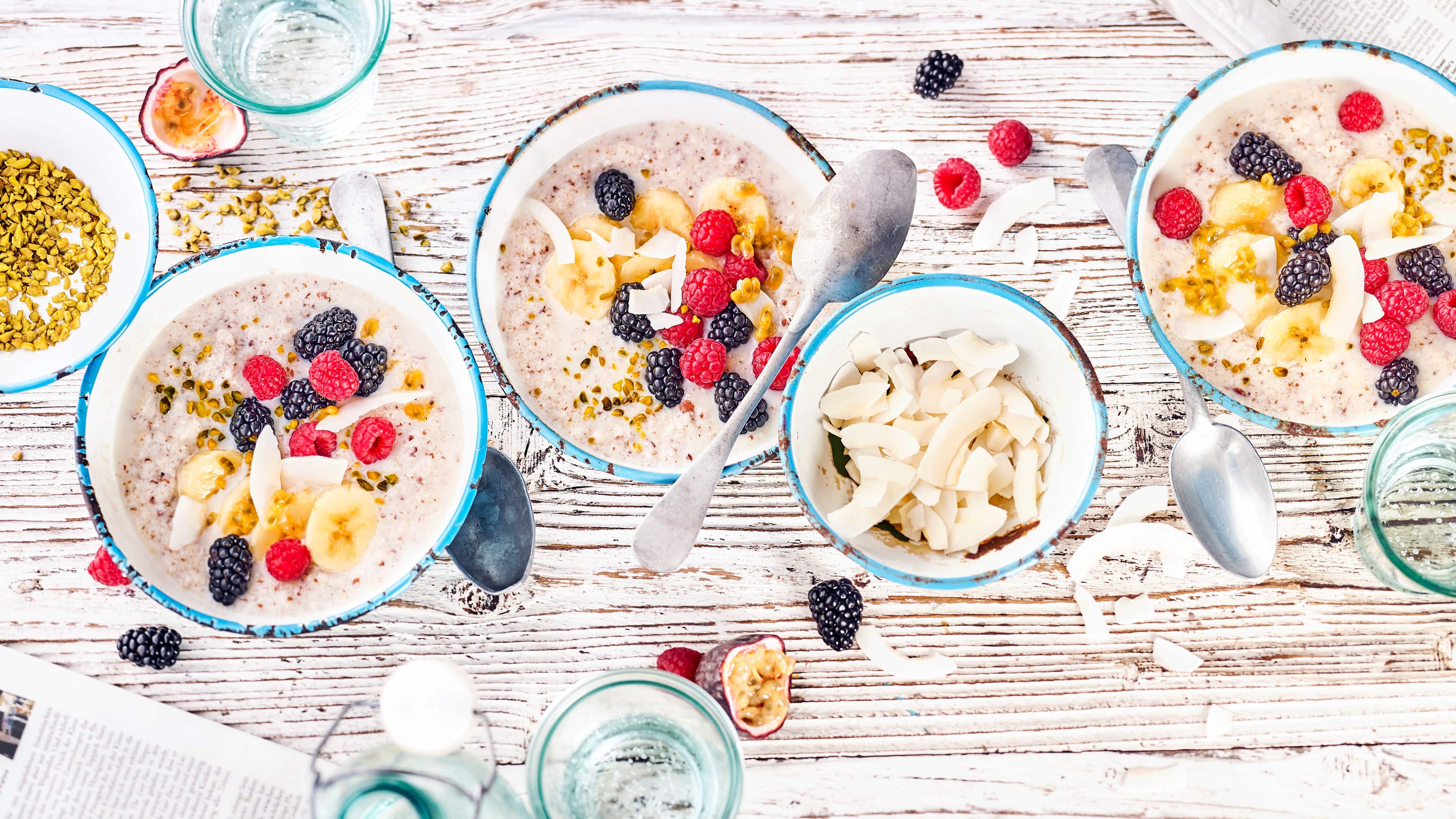 Low-Carb-Porridge Porridge ist gesund und lecker und wir servieren Ihnen eine Low-Carb-Variante mit viel frischem Obst. Und vegan ist es auch noch!