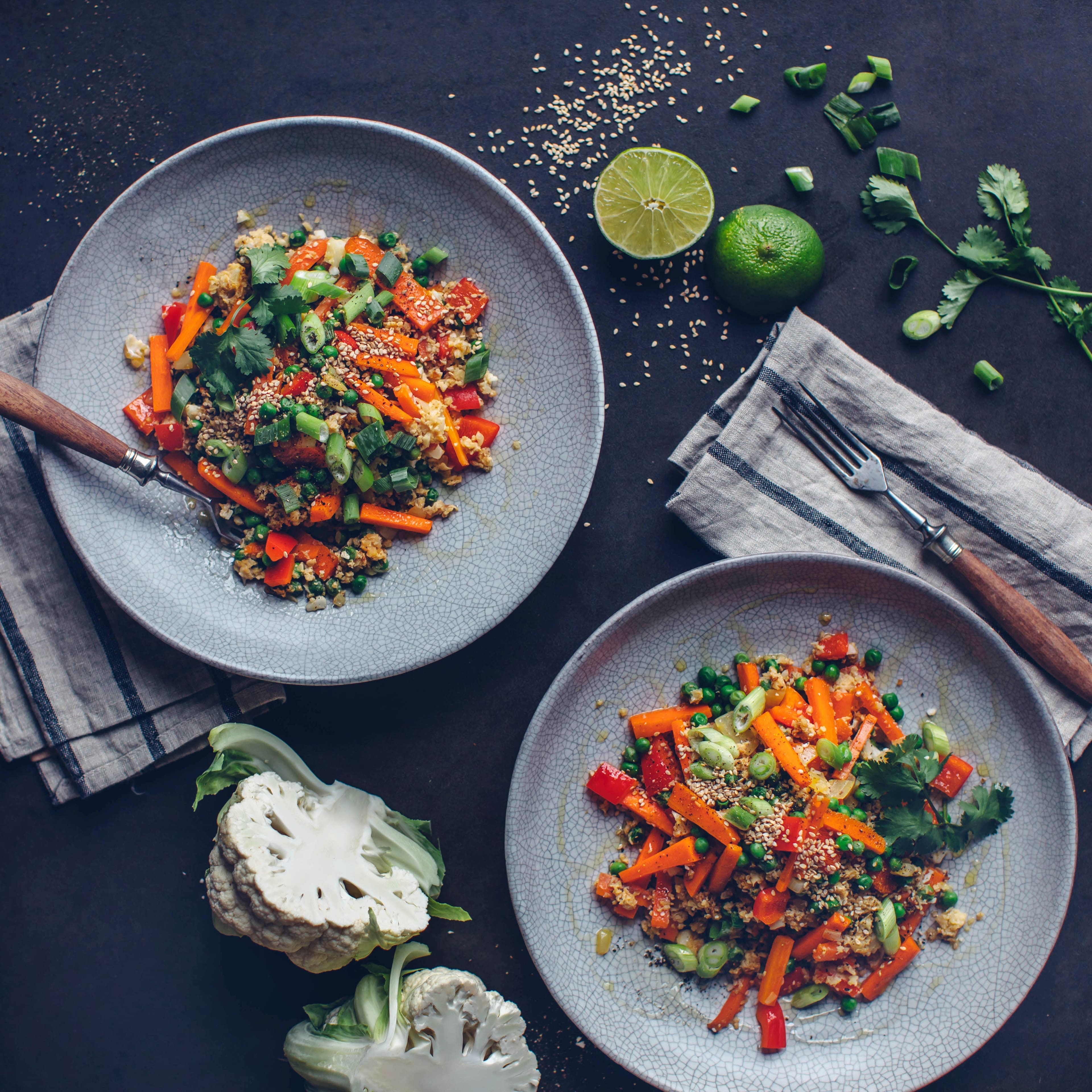Selbstgemachter Blumenkohlreis mit viel frischem Gemüse und pikant gewürzt – ein super Low Carb Gericht, dass Sie unbedingt probieren müssen!