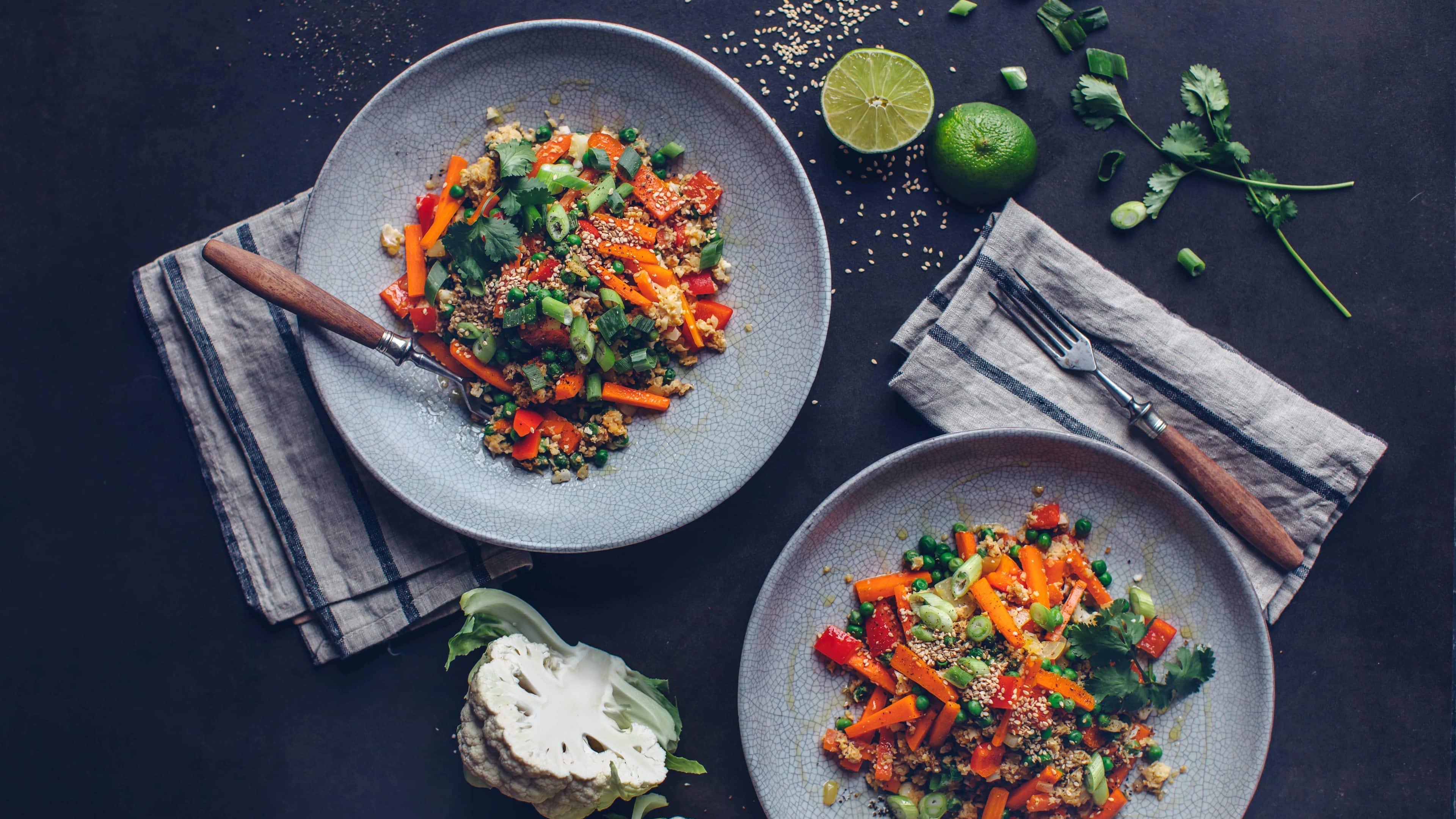 Blumenkohlreis Selbstgemachter Blumenkohlreis mit viel frischem Gemüse und pikant gewürzt – ein super Low Carb Gericht, dass Sie unbedingt probieren müssen!