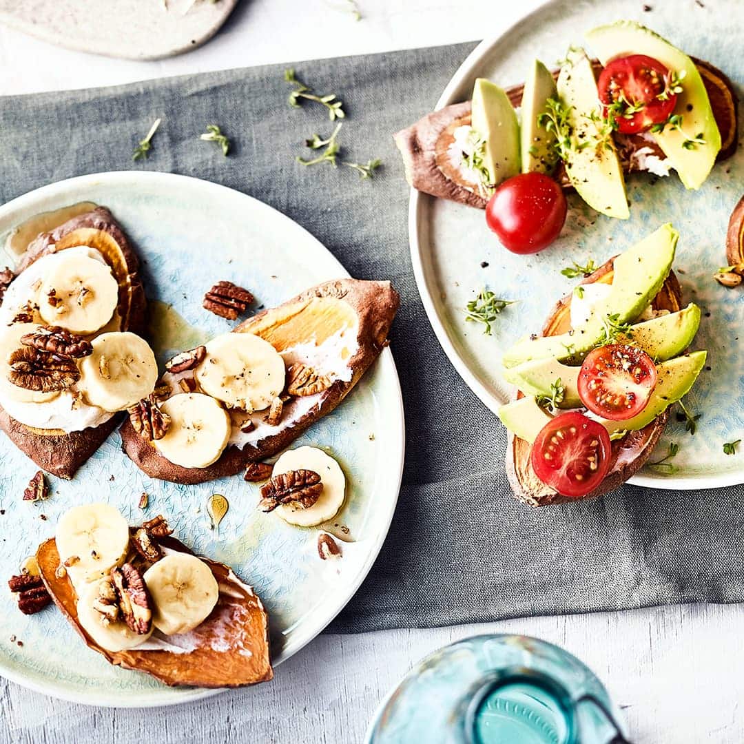 Weil wir die Idee so klasse finden, belegen wir die knusprigen Süßkartoffel-Toasts direkt einmal herzhaft mit Ziegenkäse, Tomaten und Avocado und einmal süß mit Quark, Banane und Ahornsirup. Hier sind Ihrer Fantasie aber keine Grenzen gesetzt.