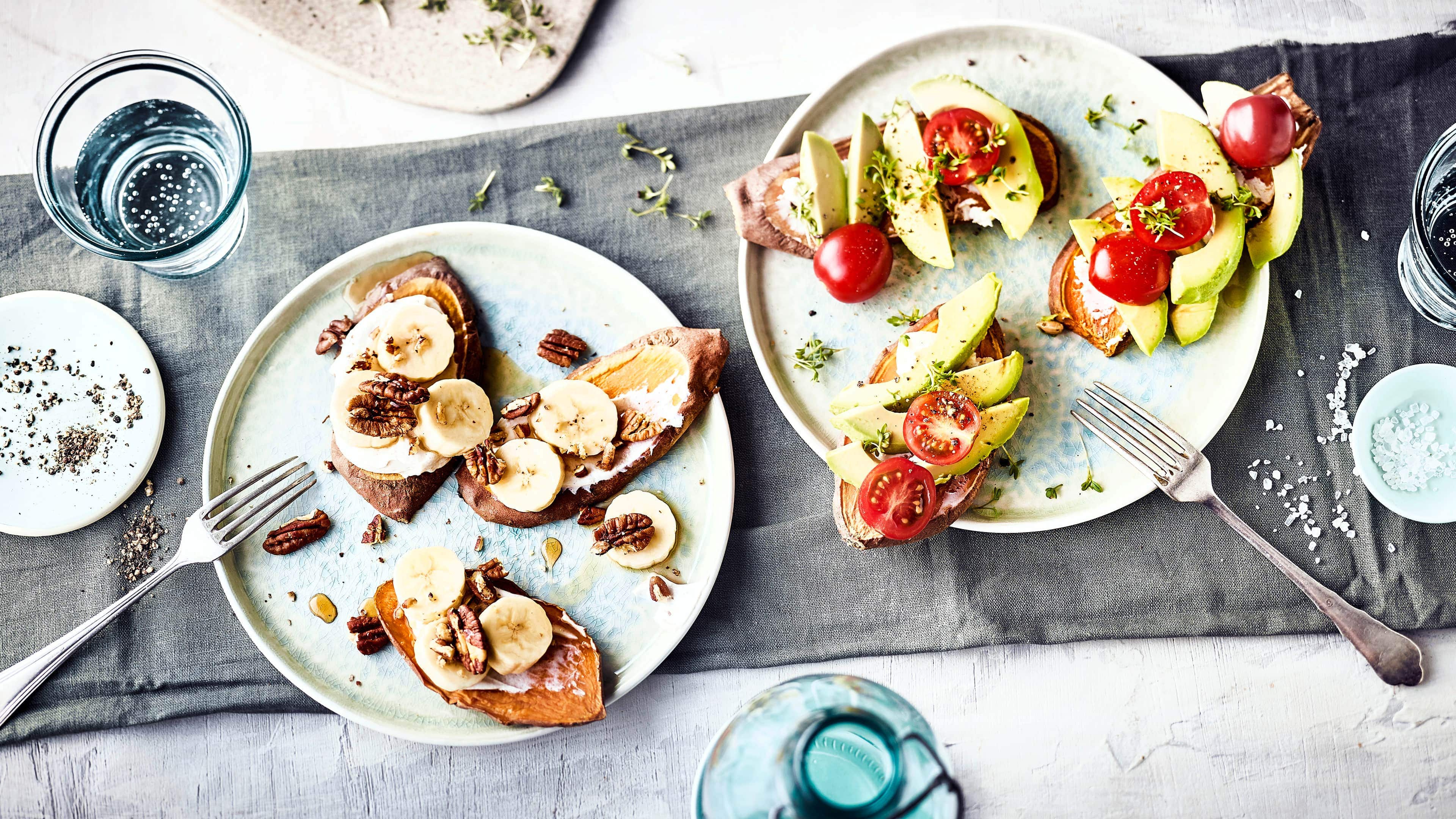 Süßkartoffel-Toast Weil wir die Idee so klasse finden, belegen wir die knusprigen Süßkartoffel-Toasts direkt einmal herzhaft mit Ziegenkäse, Tomaten und Avocado und einmal süß mit Quark, Banane und Ahornsirup. Hier sind Ihrer Fantasie aber keine Grenzen gesetzt.
