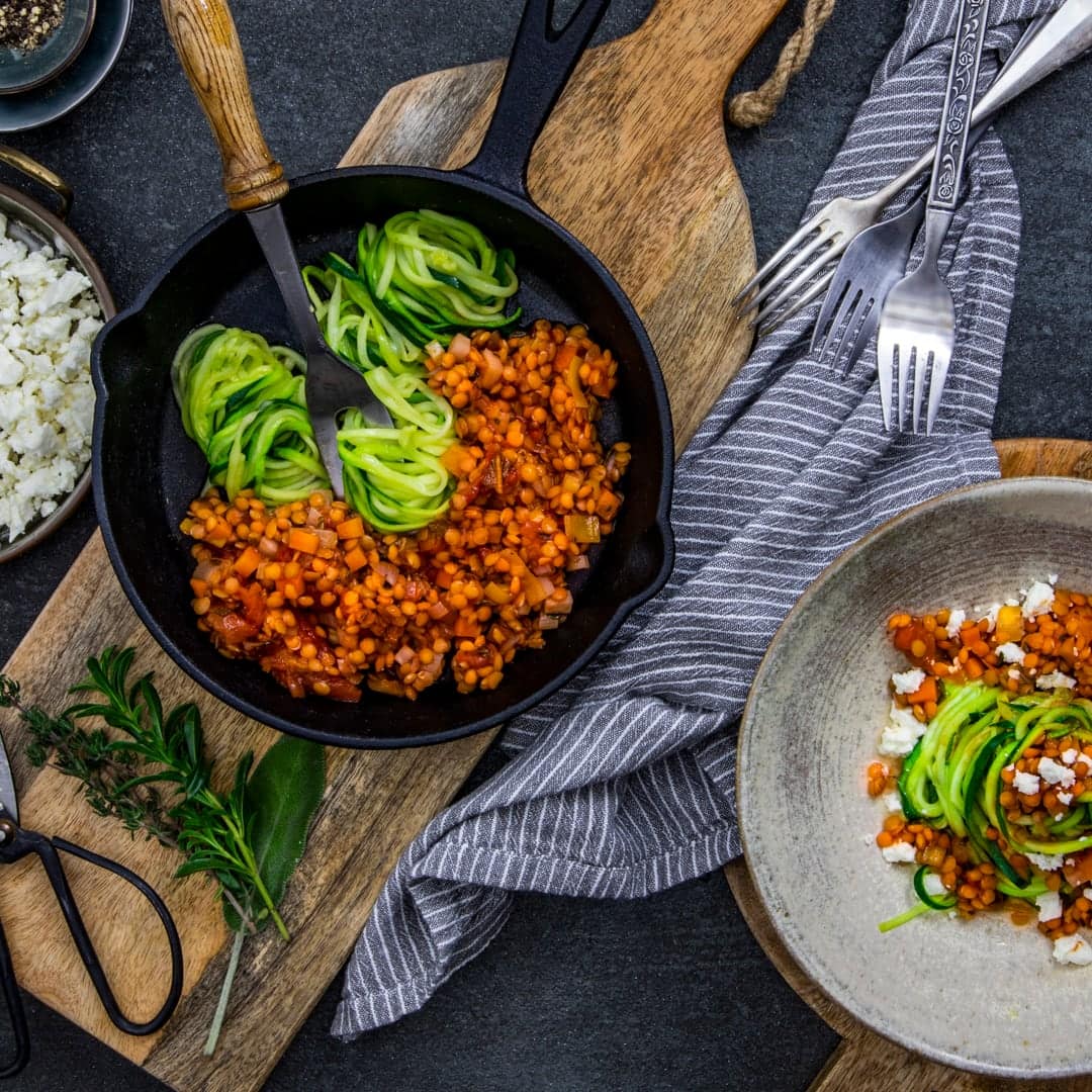 Zoodles sind die kohlenhydratarme Variante zu normalen Nudeln und dazu noch richtig lecker! Die aus Zucchini hergestellten Streifen lassen sich am besten mit einer vegetarischen Linsenbolognese und aromatischem Feta kombinieren.