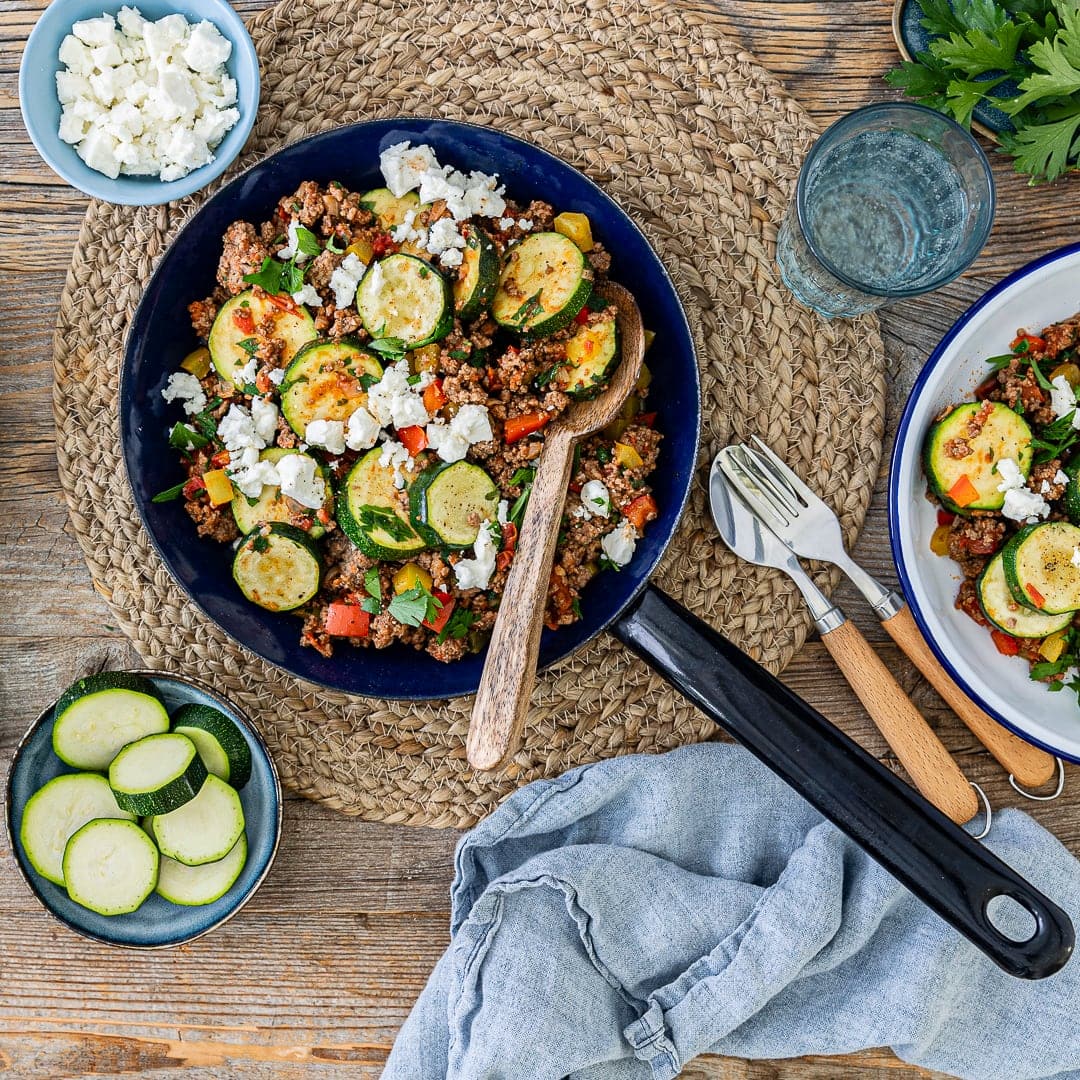 Zucchini trifft Hackfleisch, Feta und Reis – eine würzig, saftige Mischung. Schnell gemacht und prima für eine große Runde ist unsere Zucchini-Hackfleisch-Pfanne.
