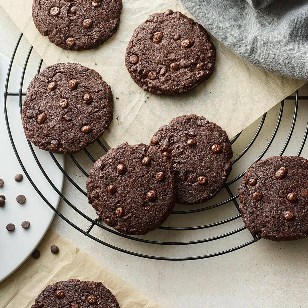 Sie lieben Schokolade? Backen Sie unsere Chocolate Cookies und genießen Sie Kekse, die nicht nur in Amerika zu den beliebtesten Plätzchensorten gehören!